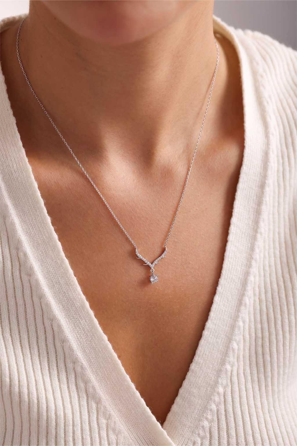 925 Ayar Gümüş Rodyum Kaplama Kanatlı Tektaş Tasarım Kolye