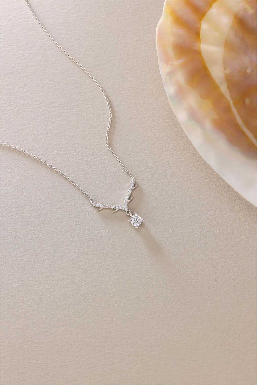 925 Ayar Gümüş Rodyum Kaplama Kanatlı Tektaş Tasarım Kolye