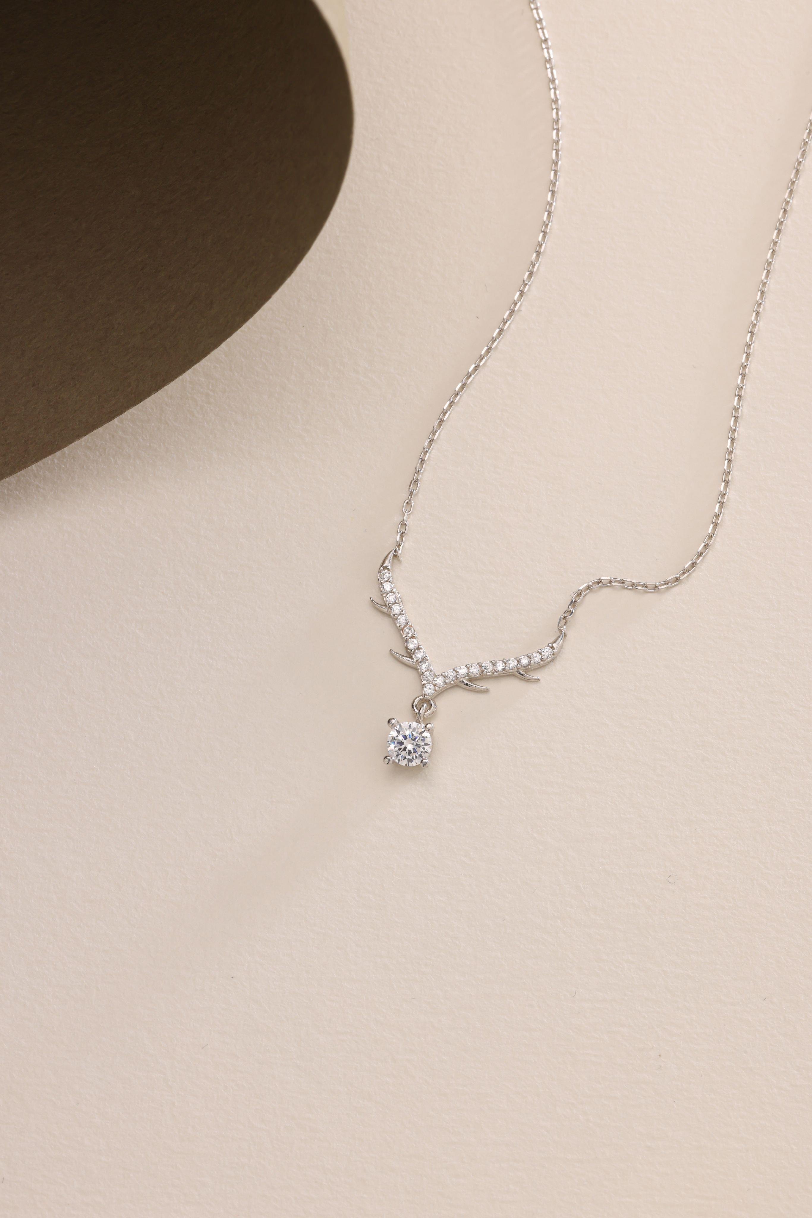 925 Ayar Gümüş Rodyum Kaplama Kanatlı Tektaş Tasarım Kolye