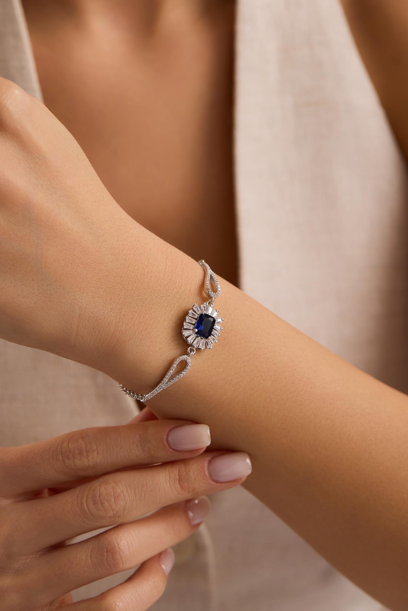 925 Ayar Gümüş Rodyum Kaplama Kelepçe Model Baget Mavi Tektaş Bileklik