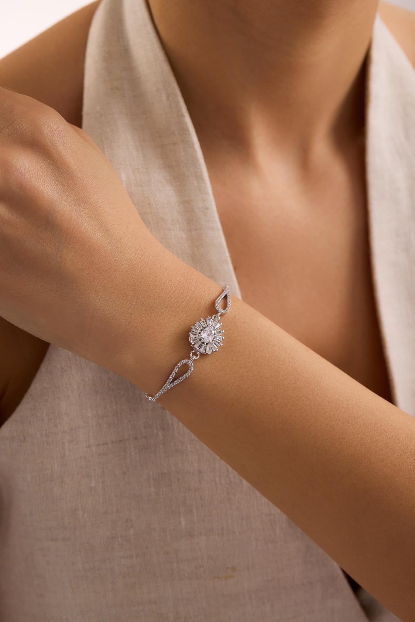 925 Ayar Gümüş Rodyum Kaplama Kelepçe Model Damla Beyaz Tektaş Bileklik