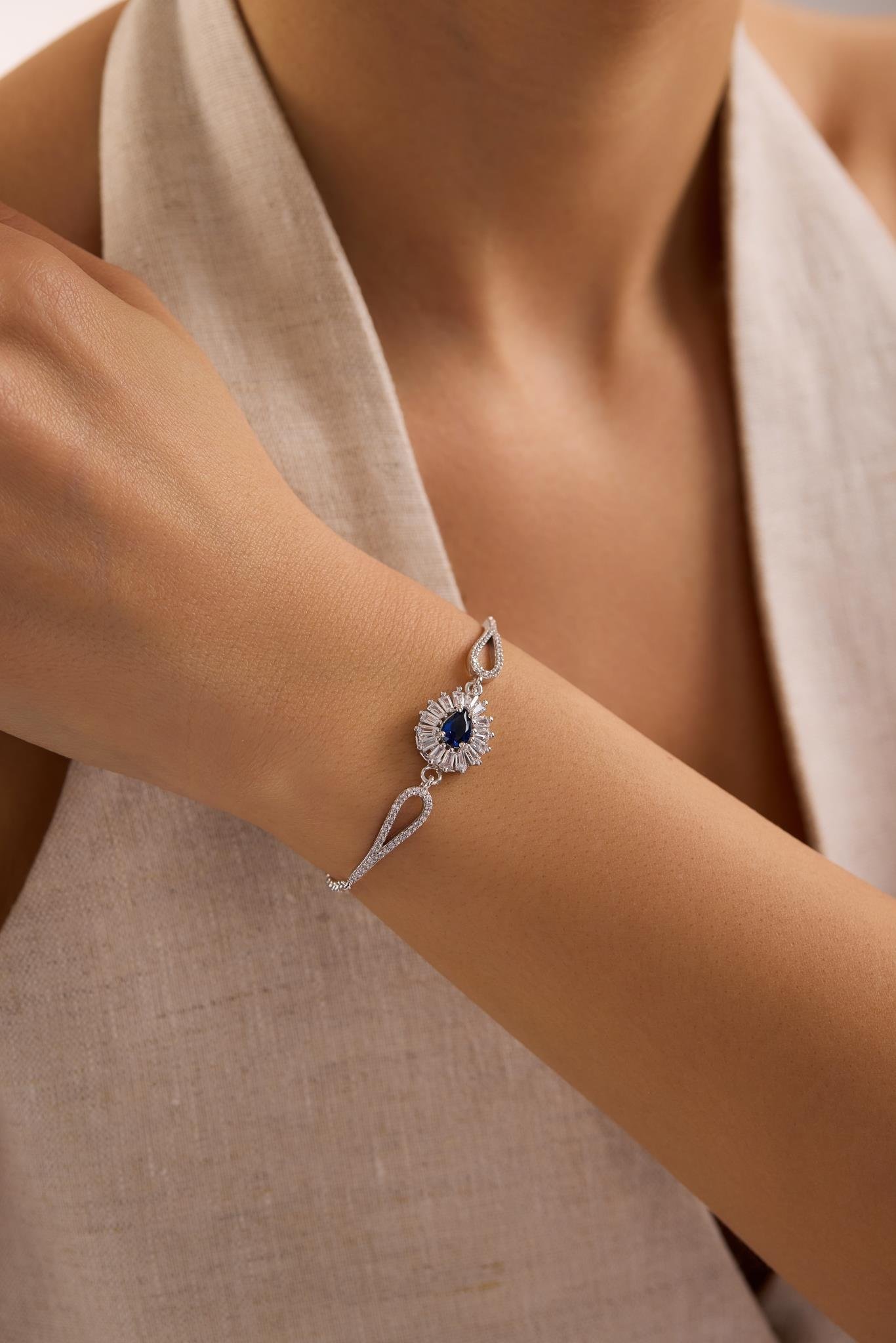 925 Ayar Gümüş Rodyum Kaplama Kelepçe Model Damla Mavi Tektaş Bileklik