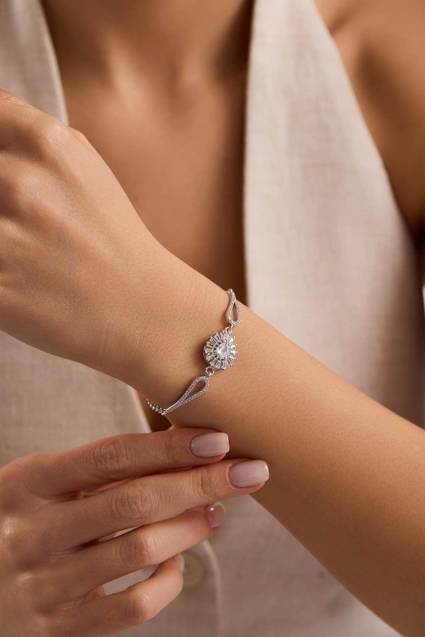 925 Ayar Gümüş Rodyum Kaplama Kelepçe Model Damla Beyaz Tektaş Bileklik