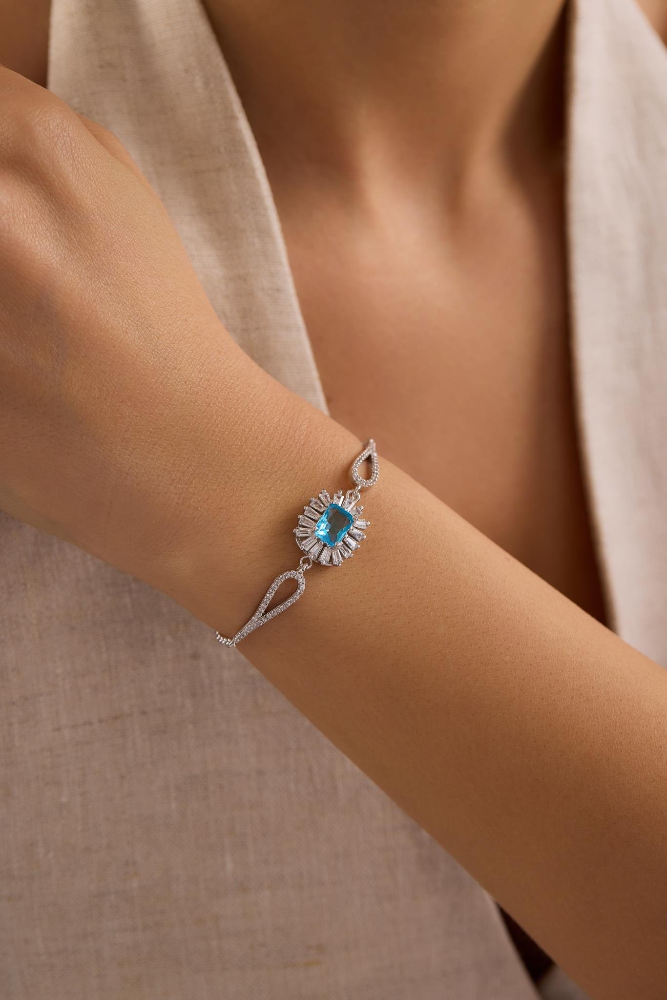 925 Ayar Gümüş Rodyum Kaplama Kelepçe Model Baget Aquamarin Tektaş Bileklik