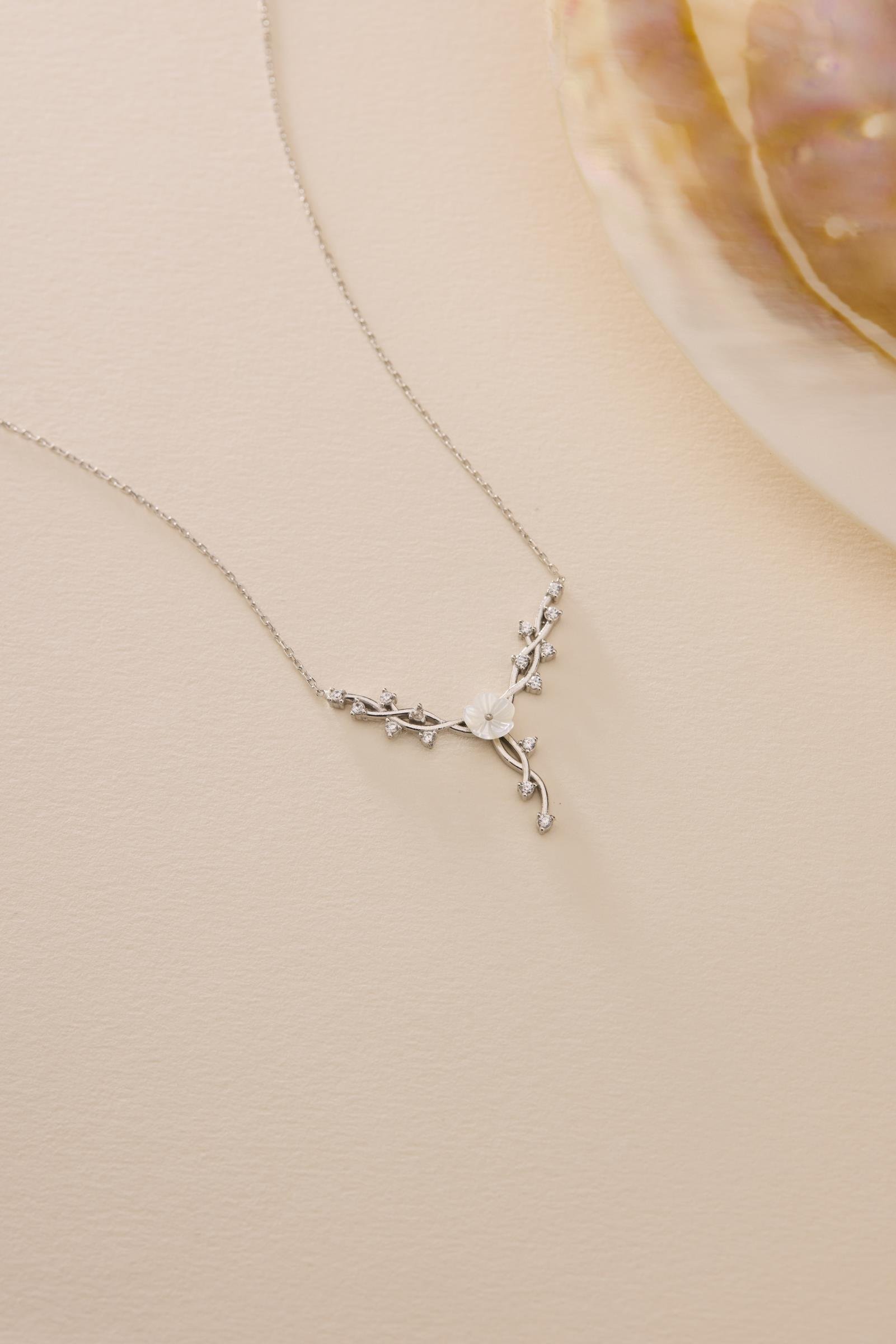 925 Ayar Gümüş Rodyum Kaplama Manolya Çiçeği Sarmaşık Model Kolye