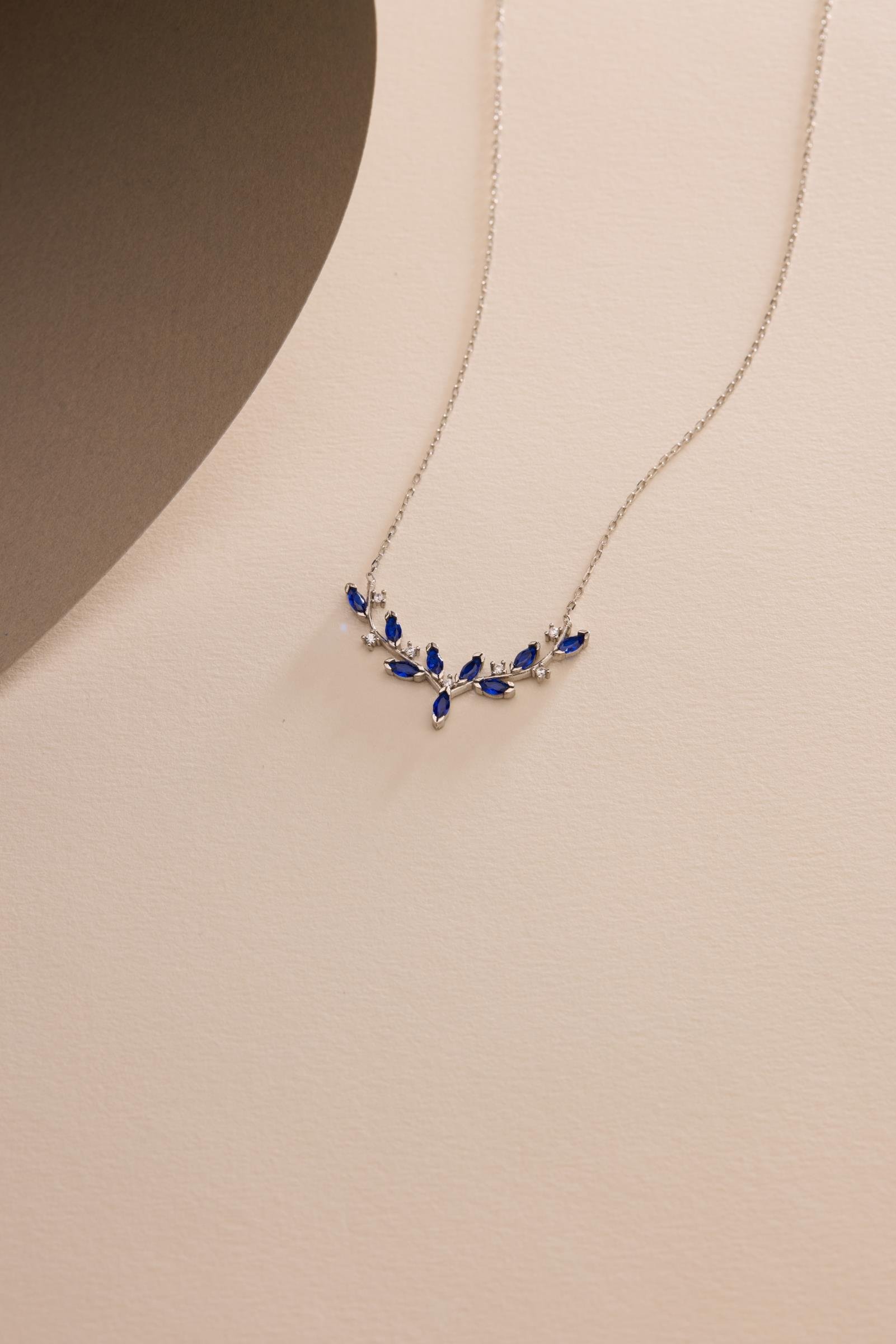 925 Ayar Gümüş Rodyum Kaplama Mavi Mekik Taşlı Zarif Sarmaşık Kolye