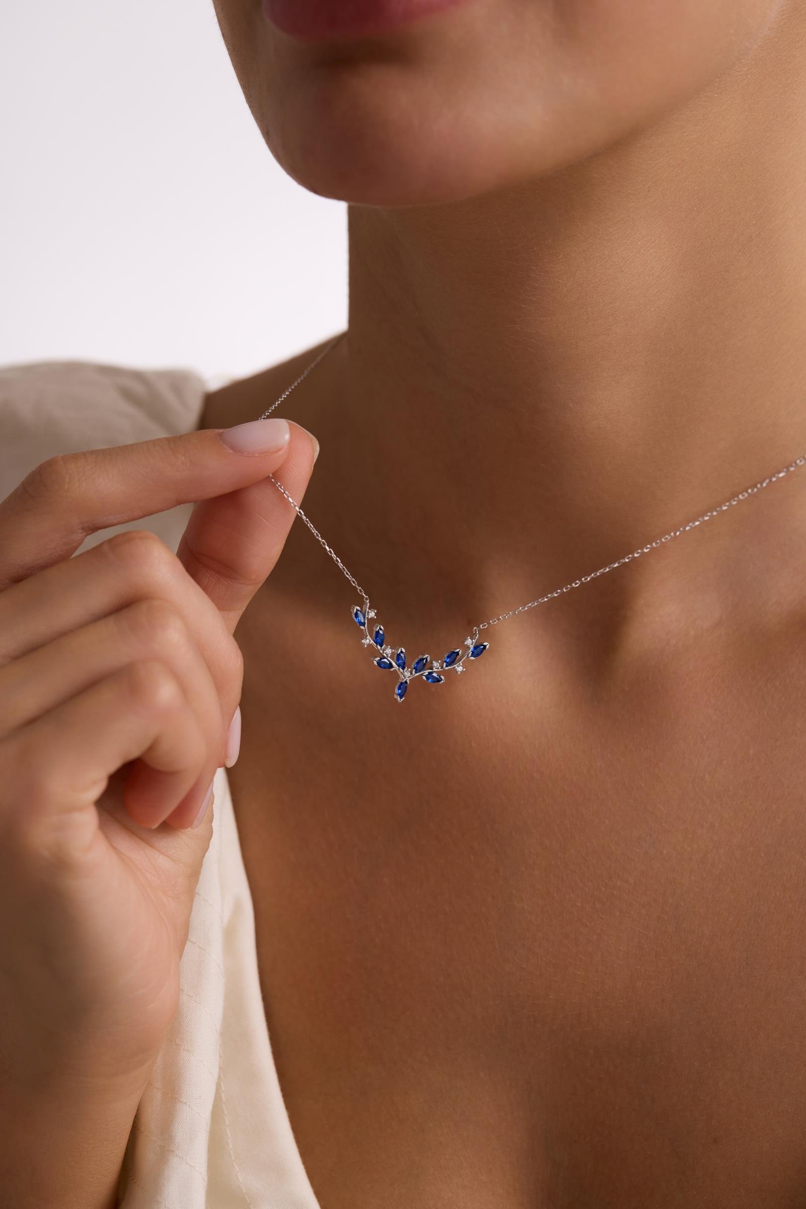 925 Ayar Gümüş Rodyum Kaplama Mavi Mekik Taşlı Zarif Sarmaşık Kolye