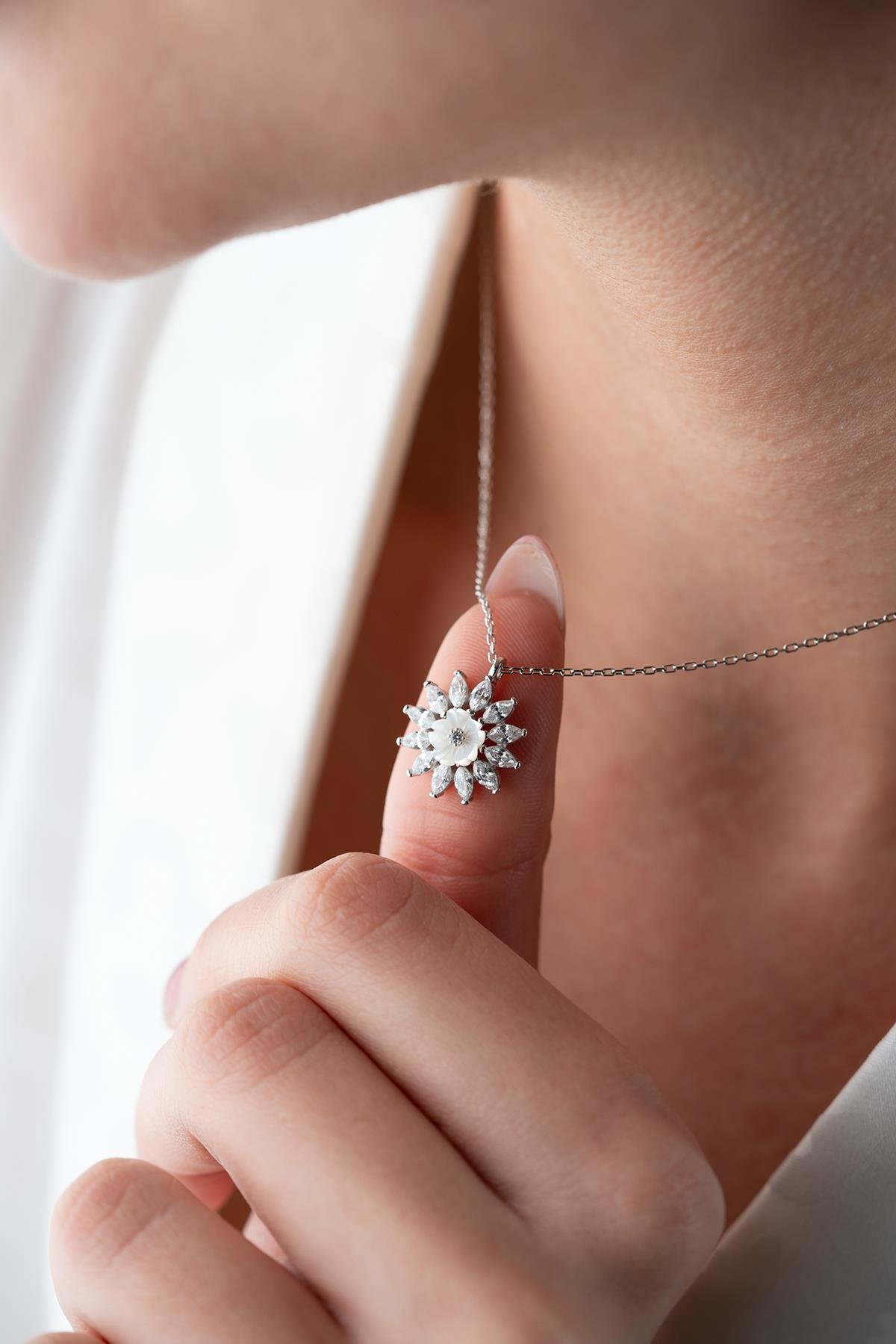 925 Ayar Gümüş Rodyum Kaplama Mekik Taşlı Manolya Çiçeği Kolye