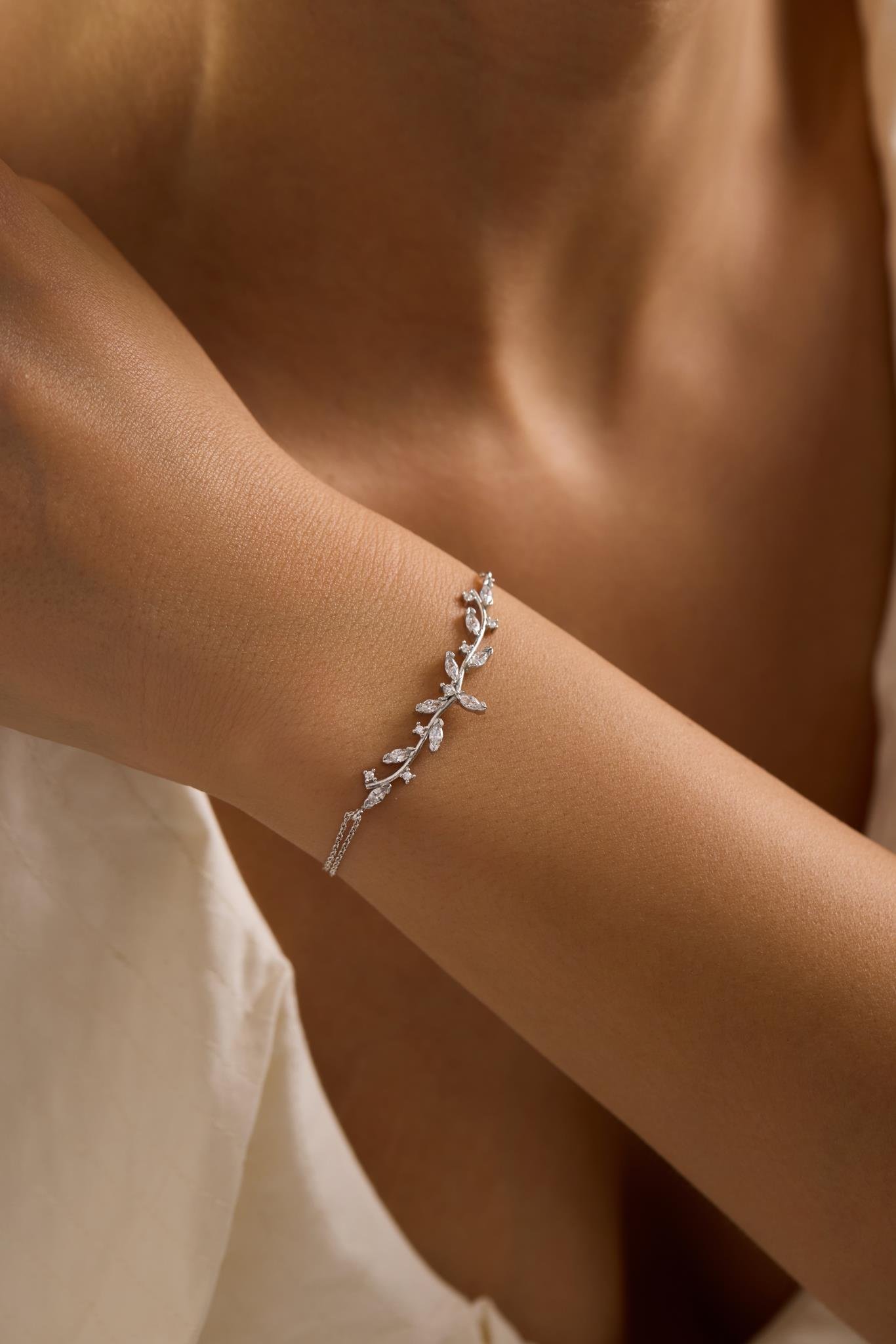 925 Ayar Gümüş Rodyum Kaplama Mekik Taşlı Zarif Sarmaşık Bileklik