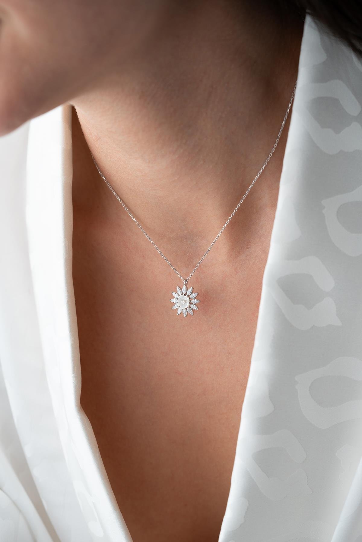 925 Ayar Gümüş Rodyum Kaplama Mekik Taşlı Manolya Çiçeği Kolye