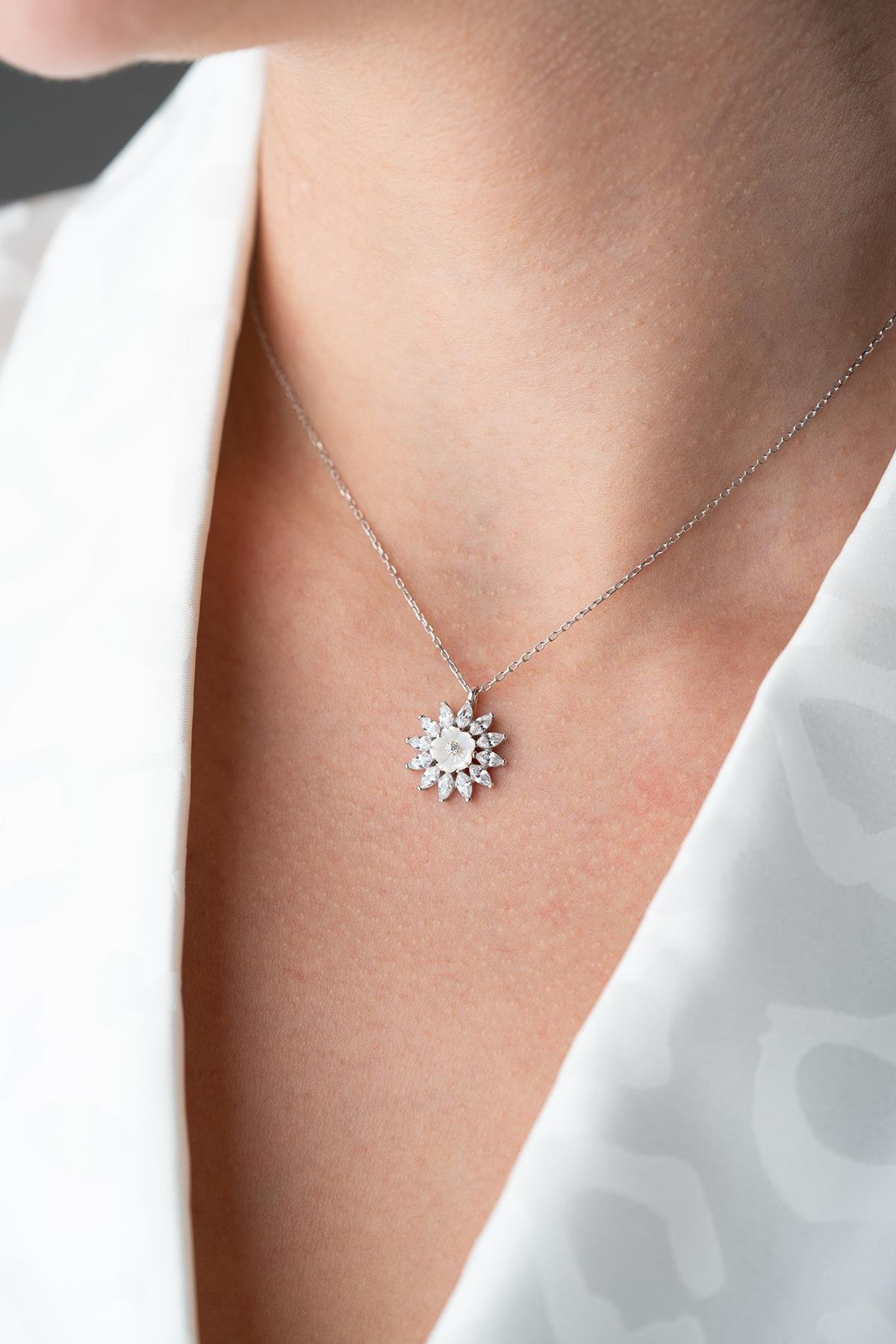 925 Ayar Gümüş Rodyum Kaplama Mekik Taşlı Manolya Çiçeği Kolye