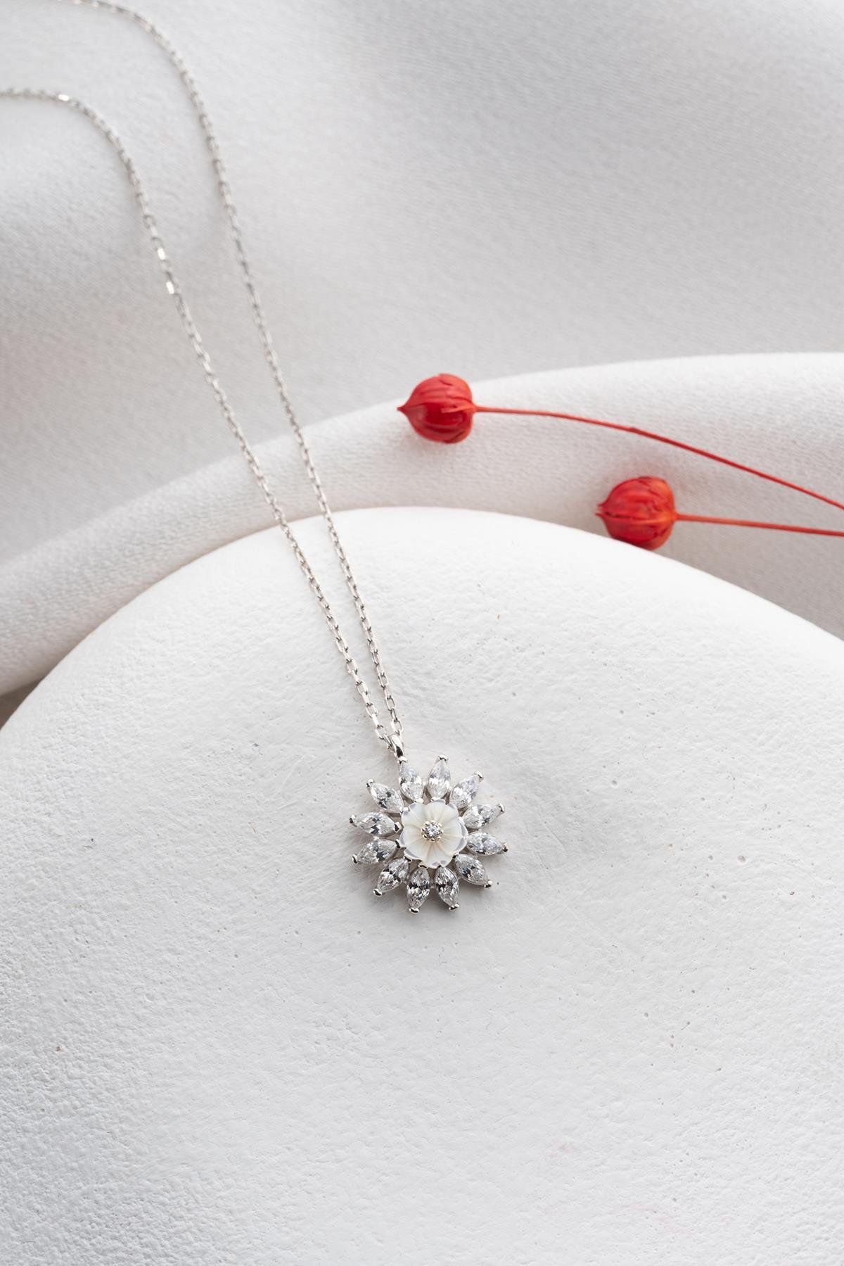 925 Ayar Gümüş Rodyum Kaplama Mekik Taşlı Manolya Çiçeği Kolye