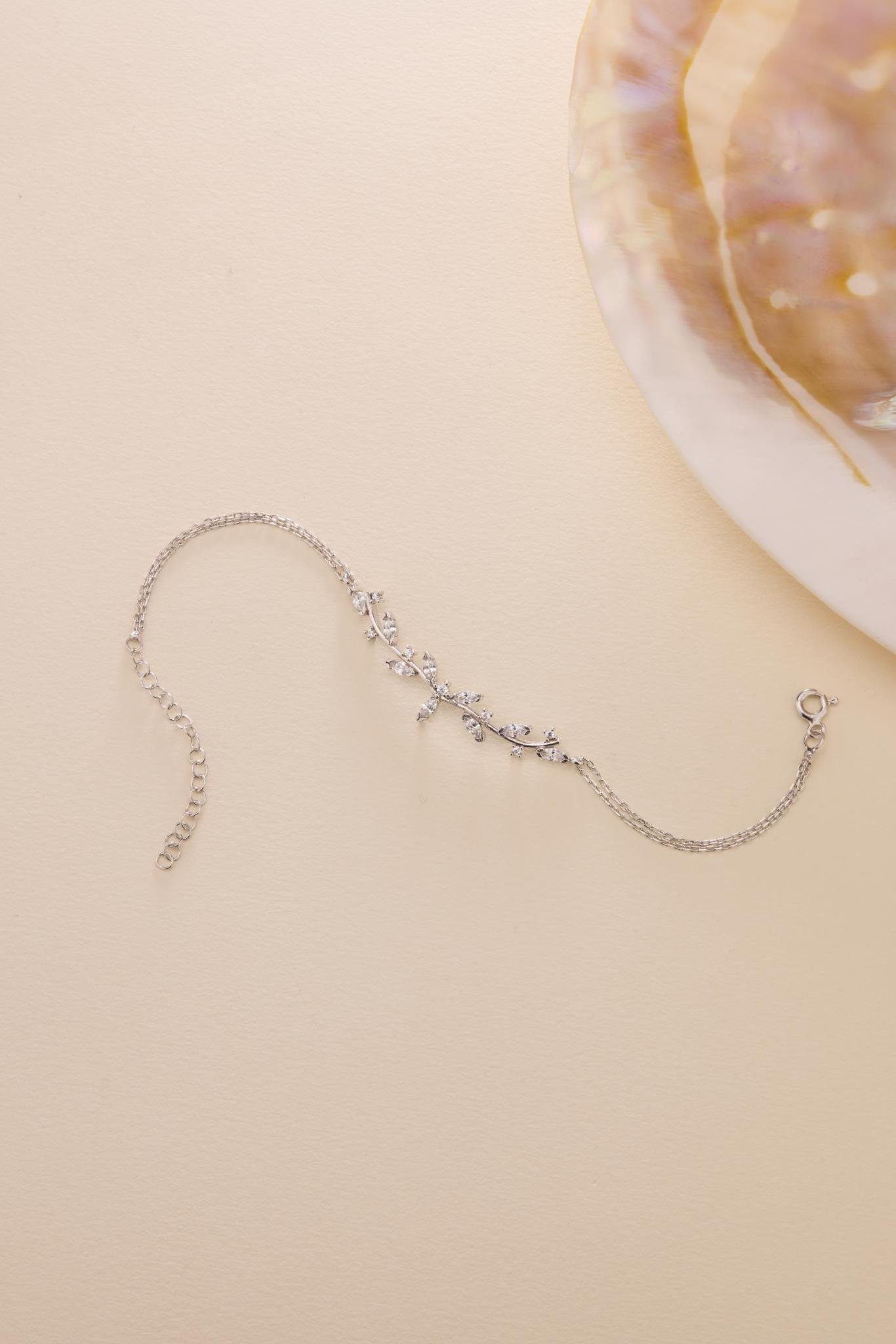 925 Ayar Gümüş Rodyum Kaplama Mekik Taşlı Zarif Sarmaşık Bileklik