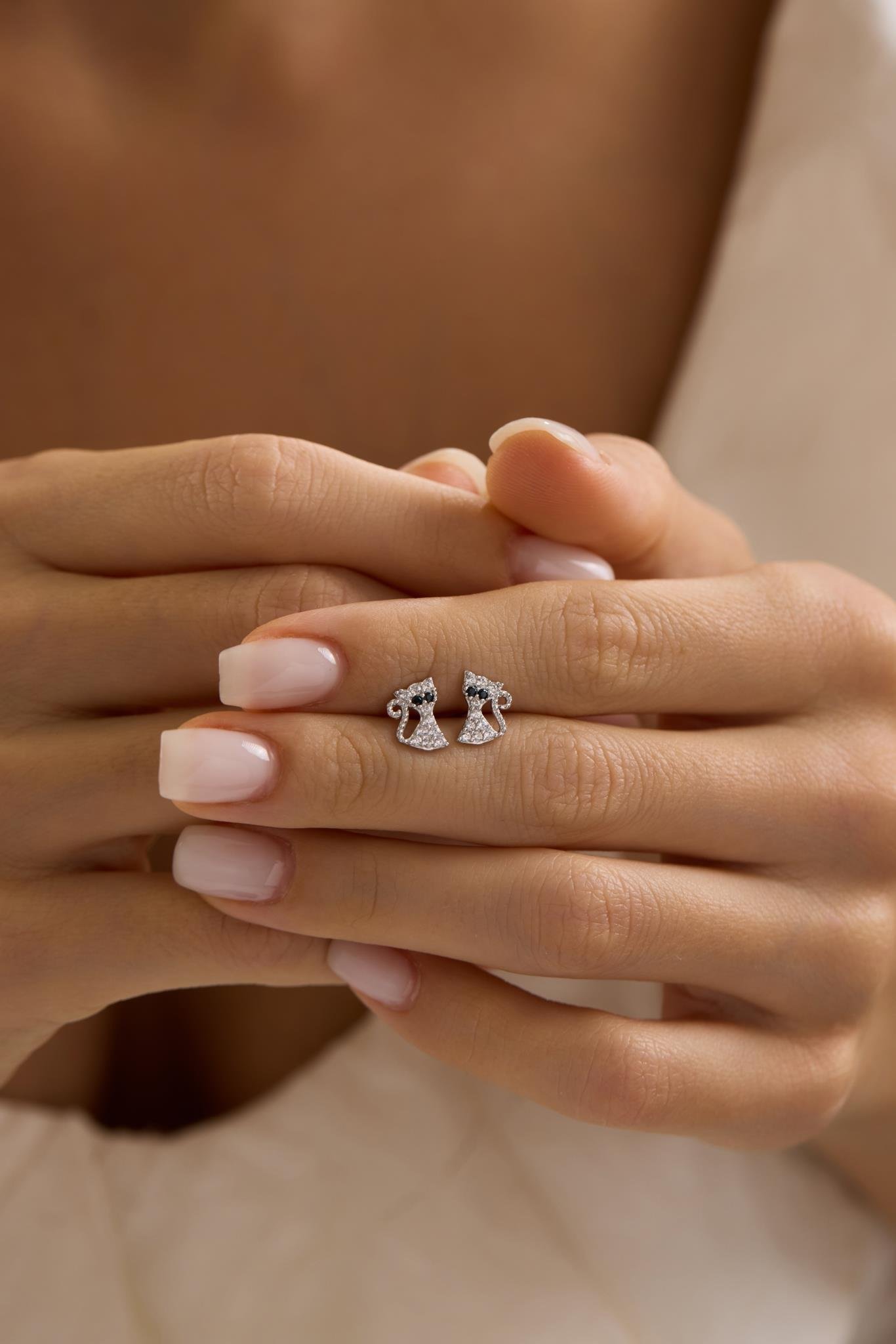 925 Ayar Gümüş Rodyum Kaplama Minik Beyaz Taşlı Kedi Küpe