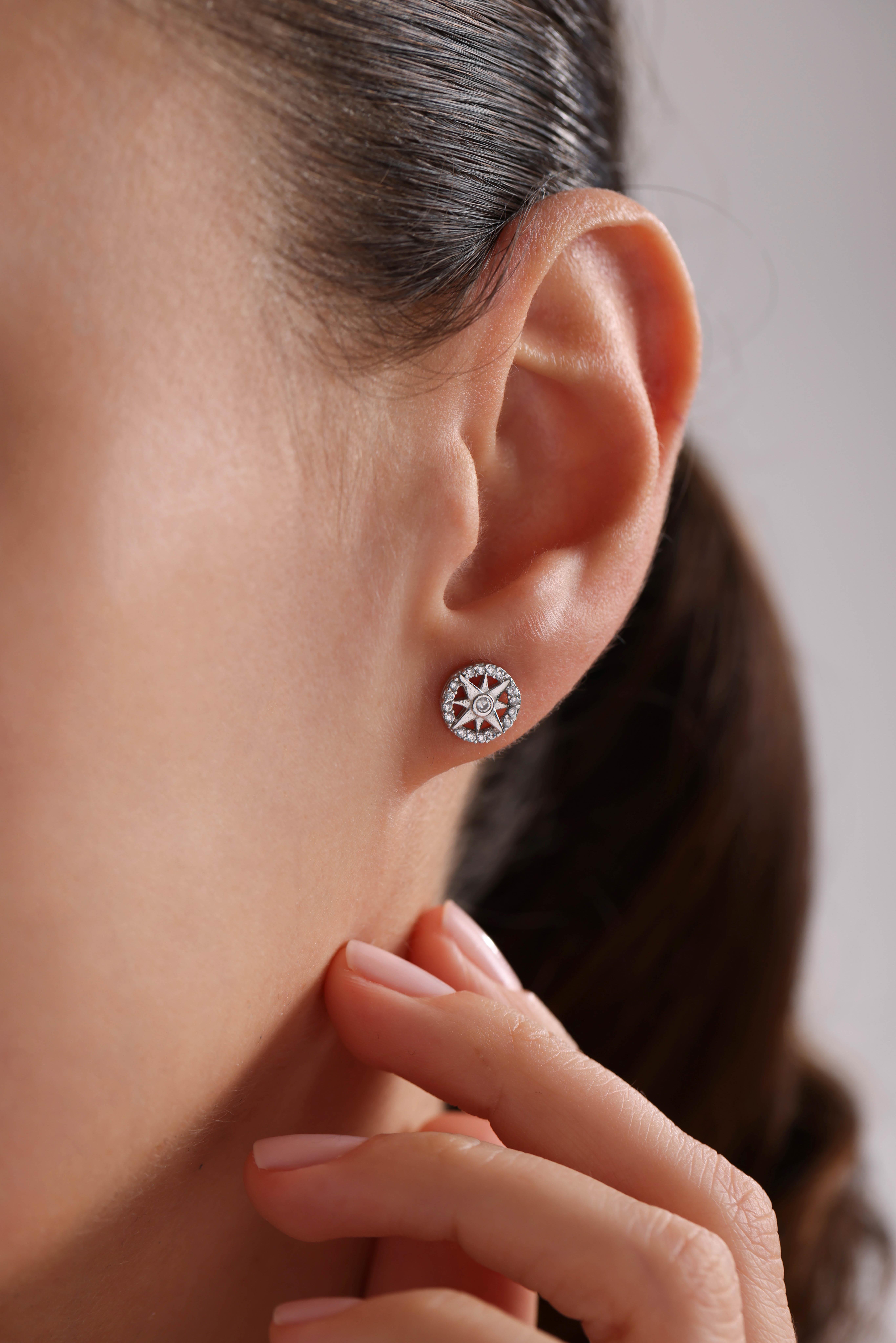 925 Ayar Gümüş Rodyum Kaplama Minik Daire Kutup Yıldızı Küpe