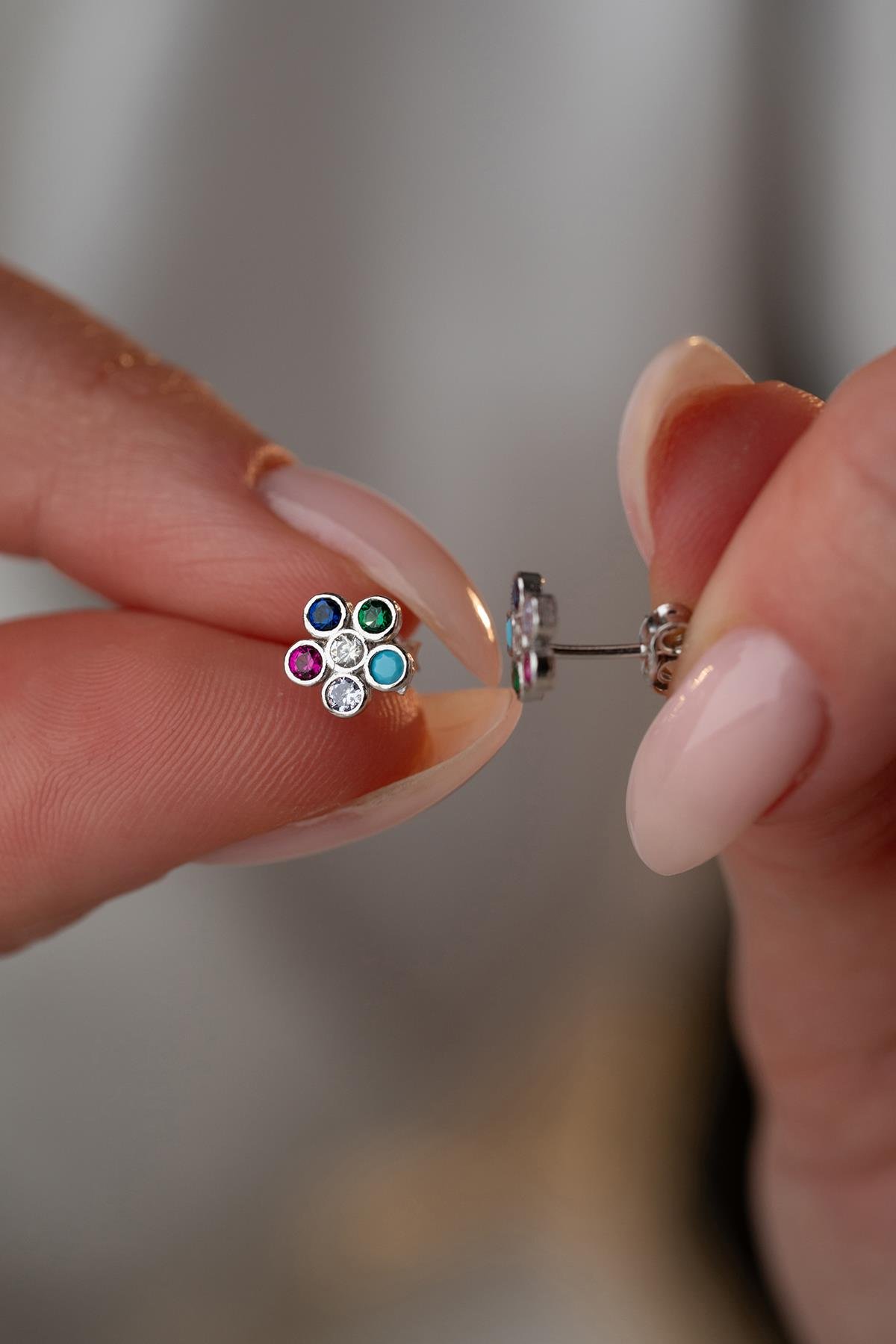 925 Ayar Gümüş Rodyum Kaplama Minik Mix Taşlı Kır Çiçeği Küpe