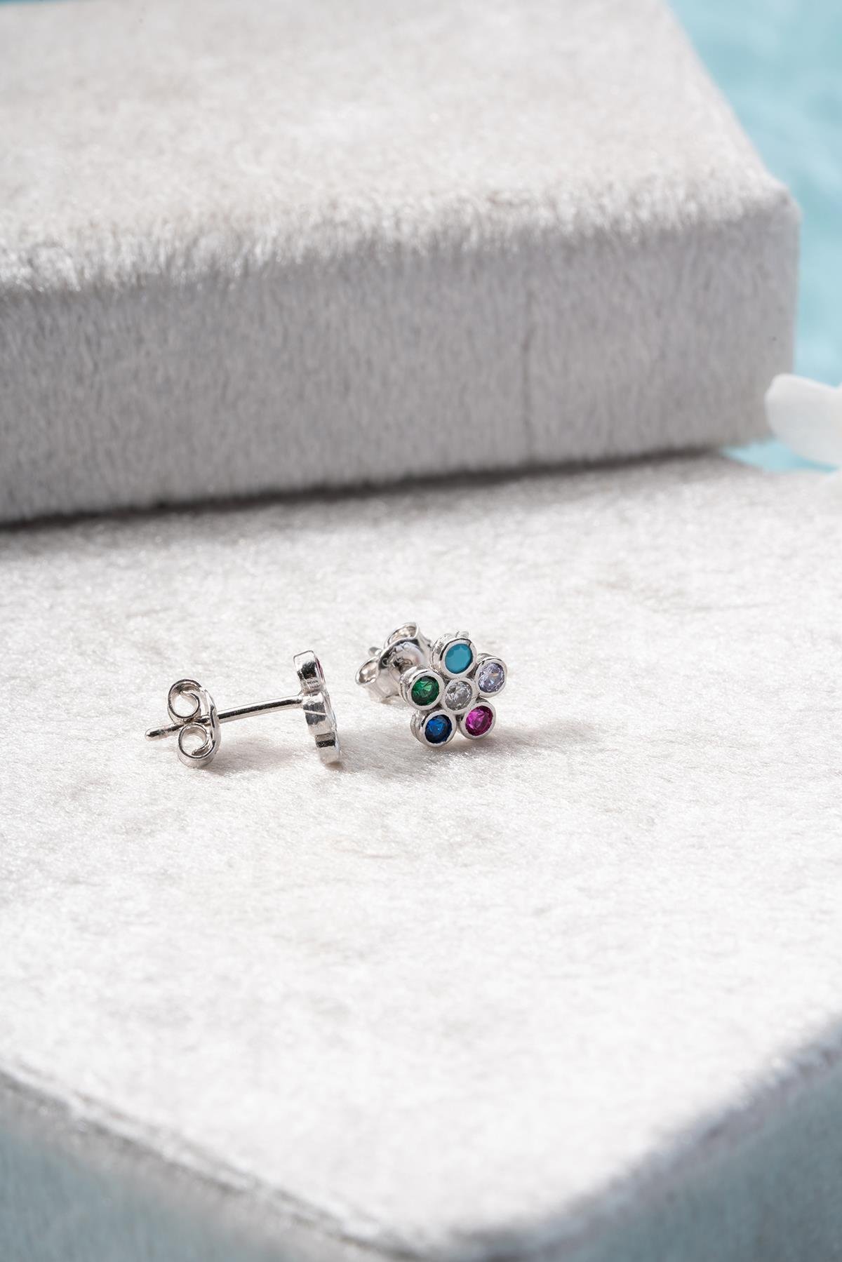 925 Ayar Gümüş Rodyum Kaplama Minik Mix Taşlı Kır Çiçeği Küpe