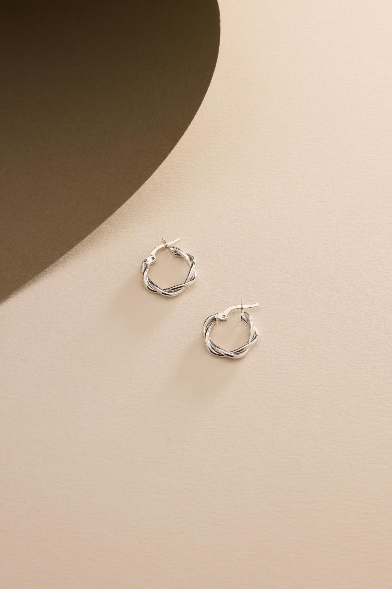 925 Ayar Gümüş Rodyum Kaplama Minimal 15 mm Halka Çift Sarmal Şarnel Küpe