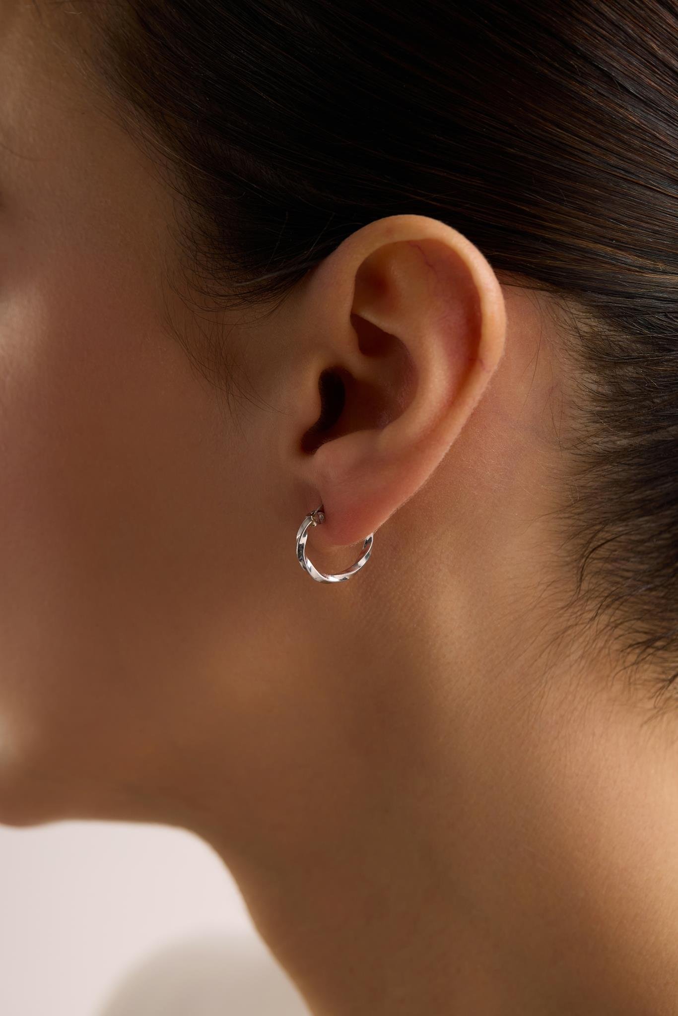 925 Ayar Gümüş Rodyum Kaplama Minimal 15 mm Halka Burgu Şarnel Küpe