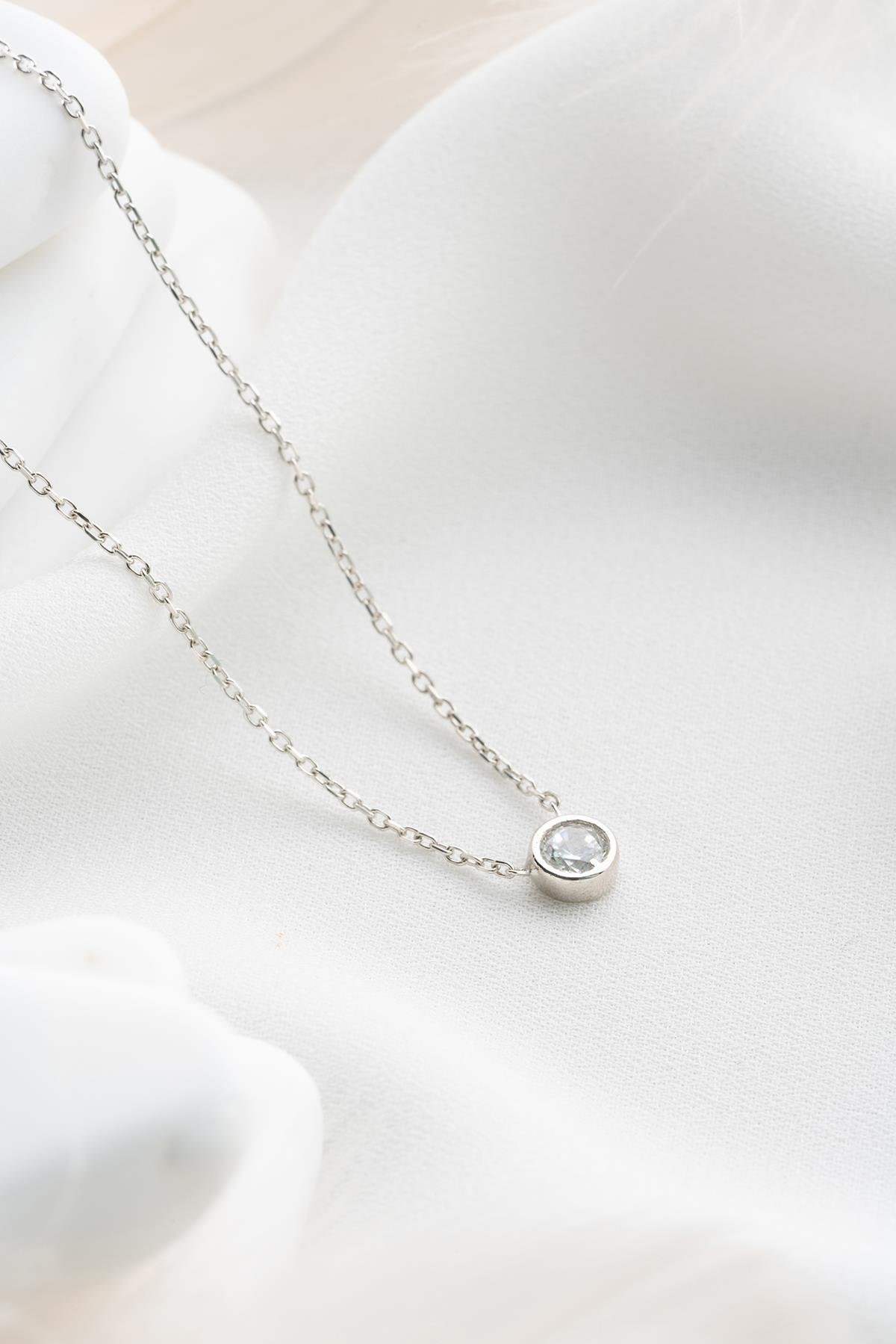 925 Ayar Gümüş Rodyum Kaplama Minimal 5 mm Tektaş Kolye