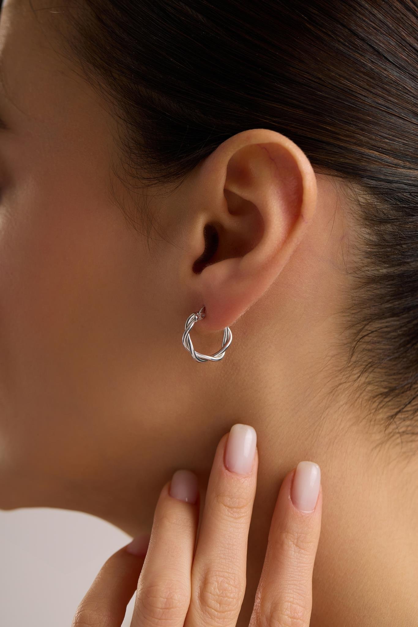 925 Ayar Gümüş Rodyum Kaplama Minimal 15 mm Halka Çift Sarmal Şarnel Küpe