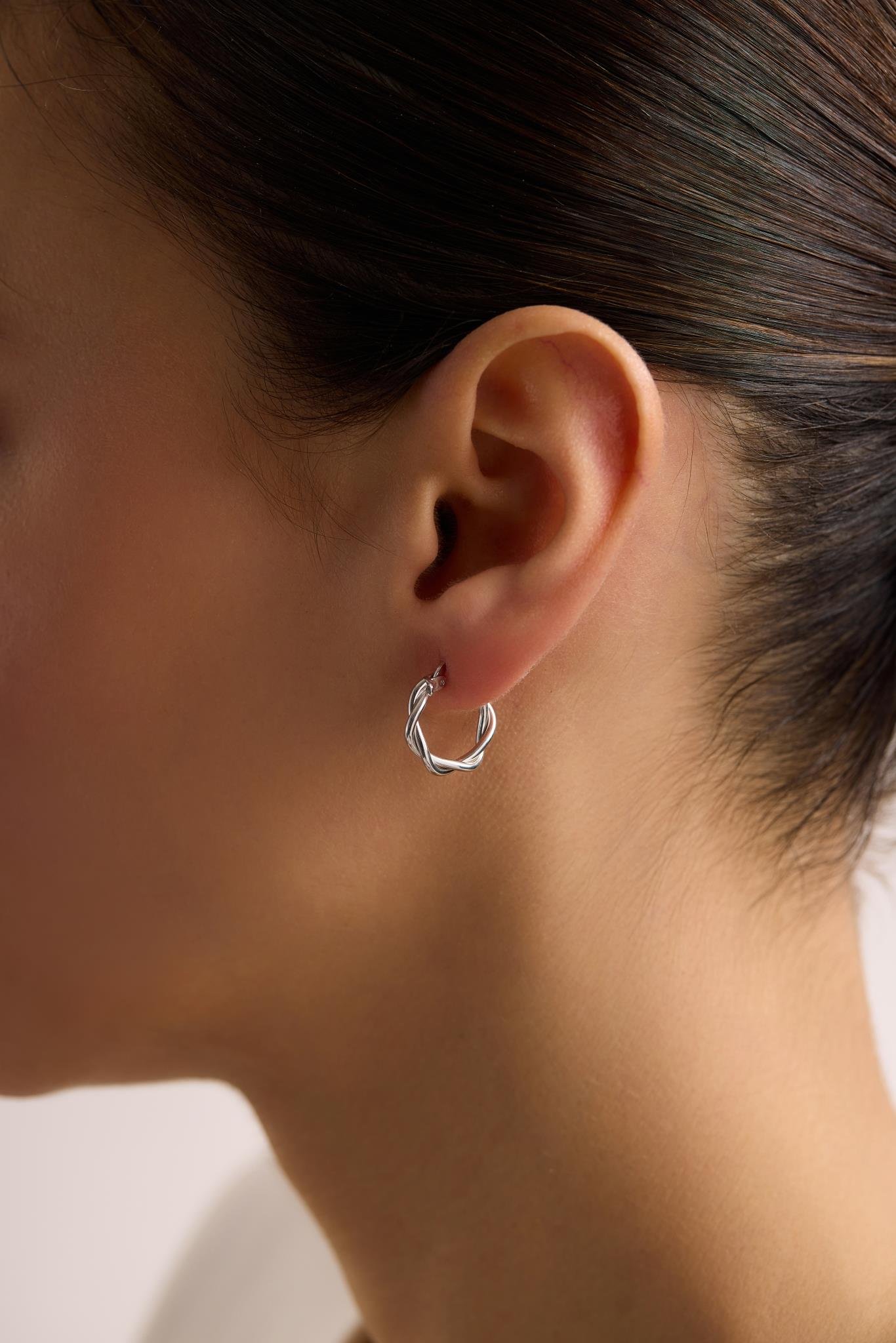 925 Ayar Gümüş Rodyum Kaplama Minimal 15 mm Halka Çift Sarmal Şarnel Küpe