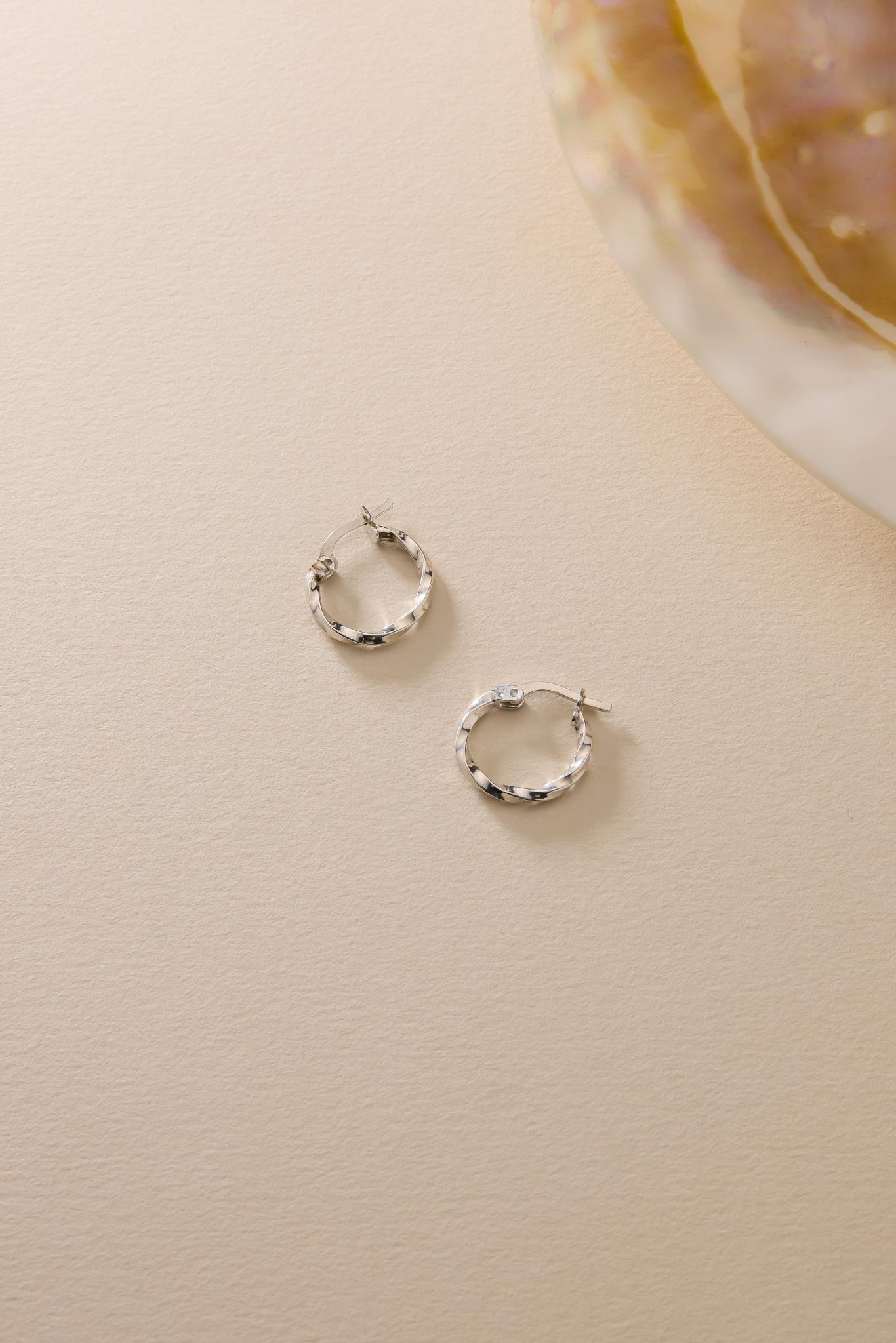 925 Ayar Gümüş Rodyum Kaplama Minimal 15 mm Halka Burgu Şarnel Küpe