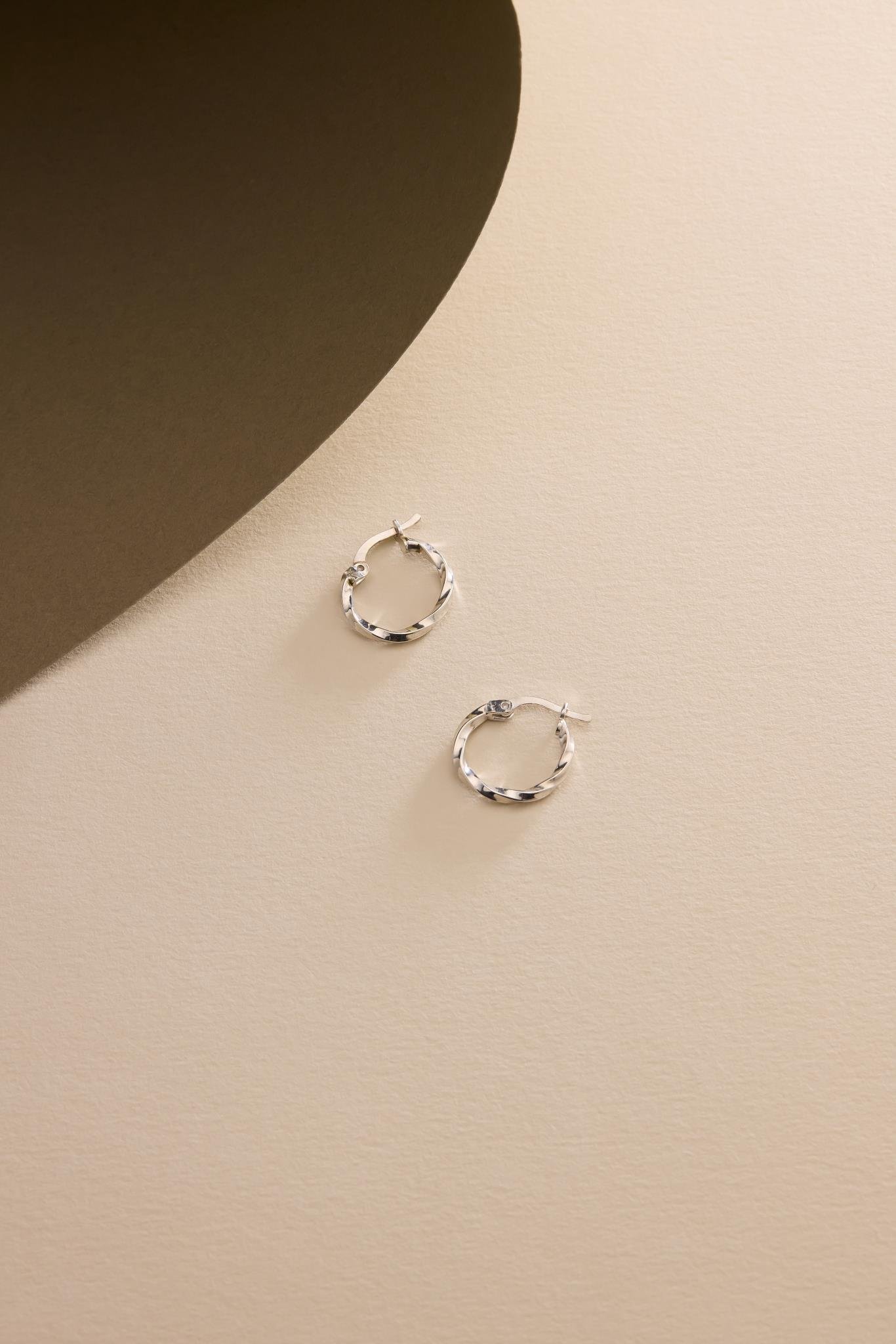 925 Ayar Gümüş Rodyum Kaplama Minimal 15 mm Halka Burgu Şarnel Küpe