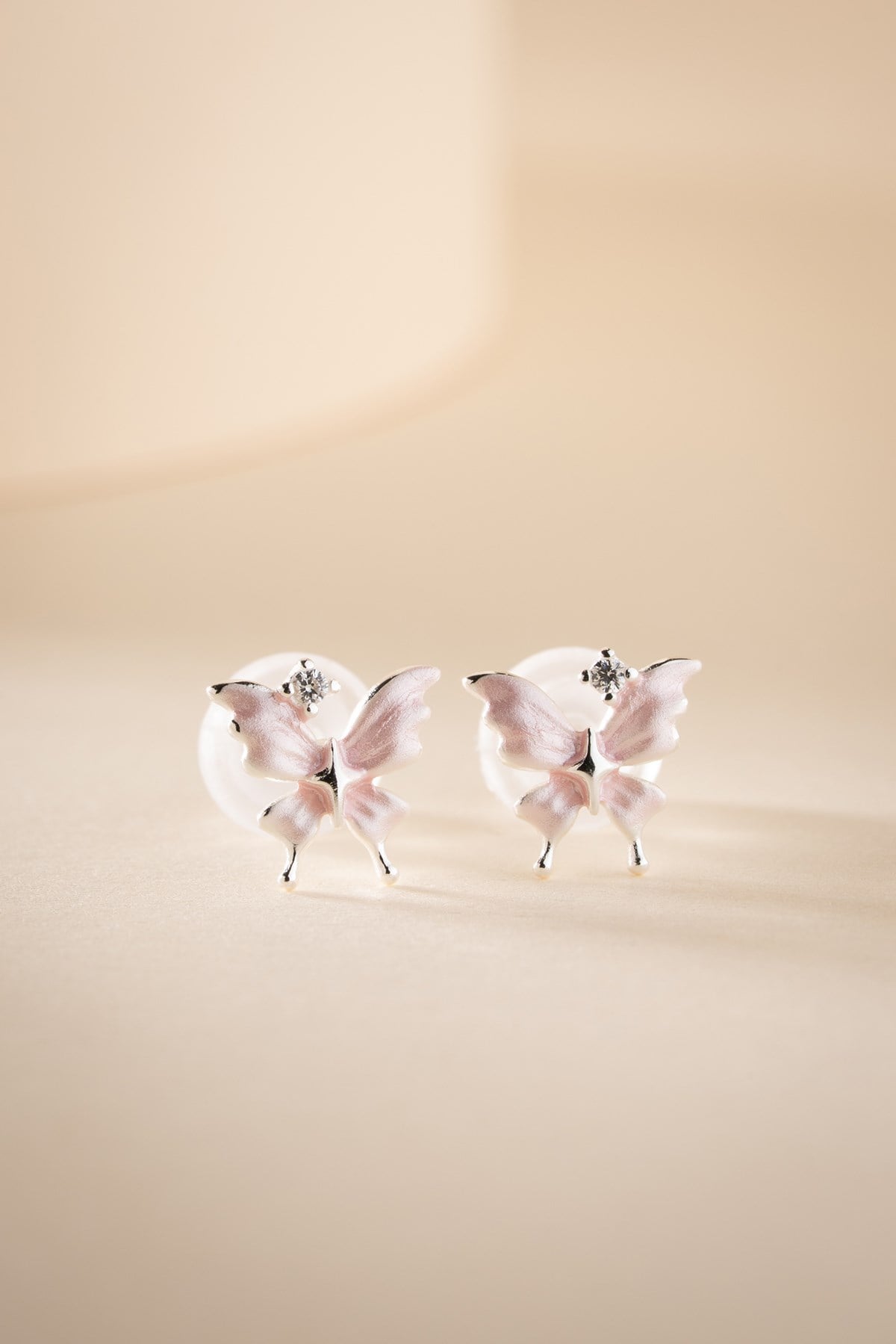 925 Ayar Gümüş Rodyum Kaplama Minimal Pembe Mineli Kelebek Model Küpe