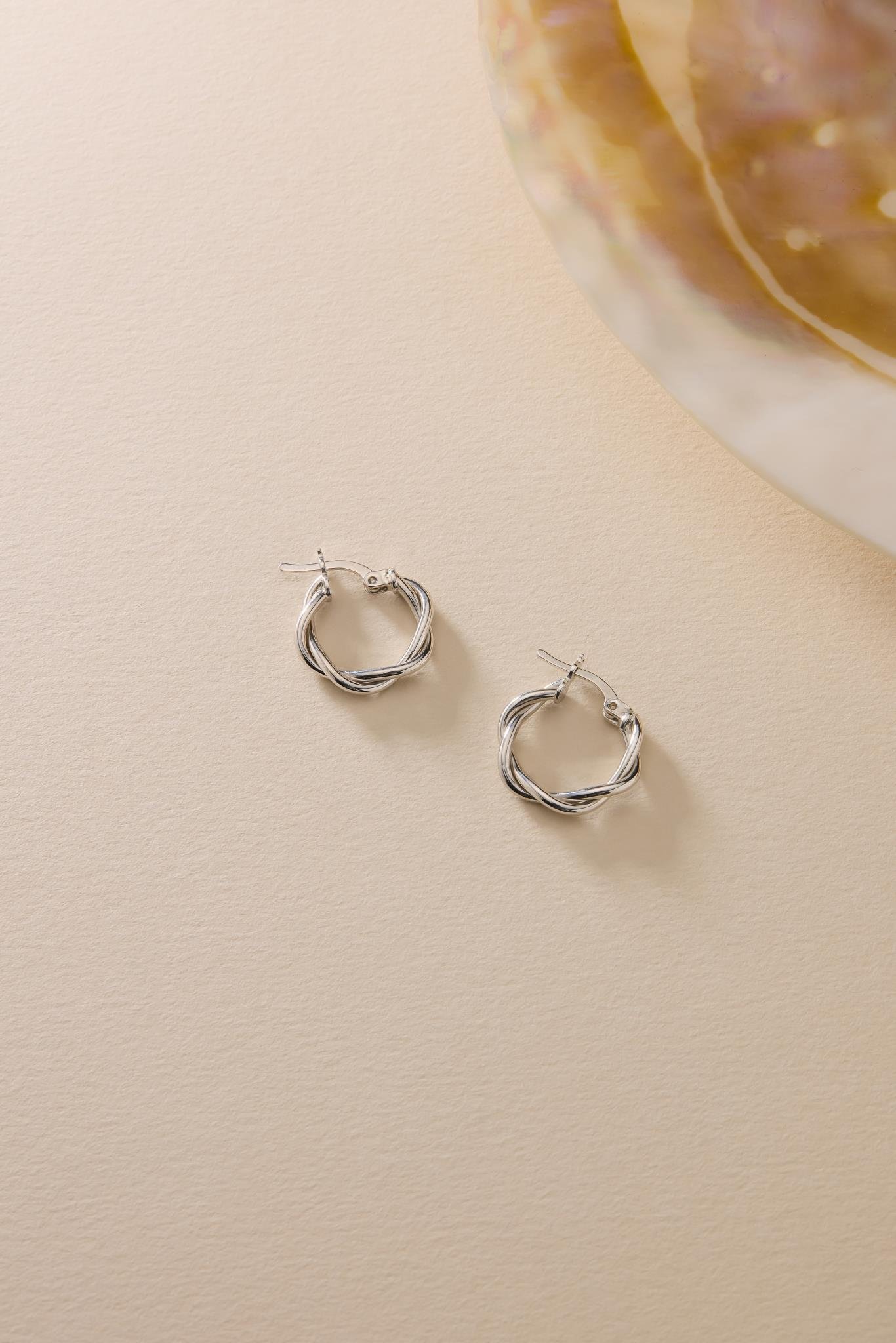 925 Ayar Gümüş Rodyum Kaplama Minimal 15 mm Halka Çift Sarmal Şarnel Küpe