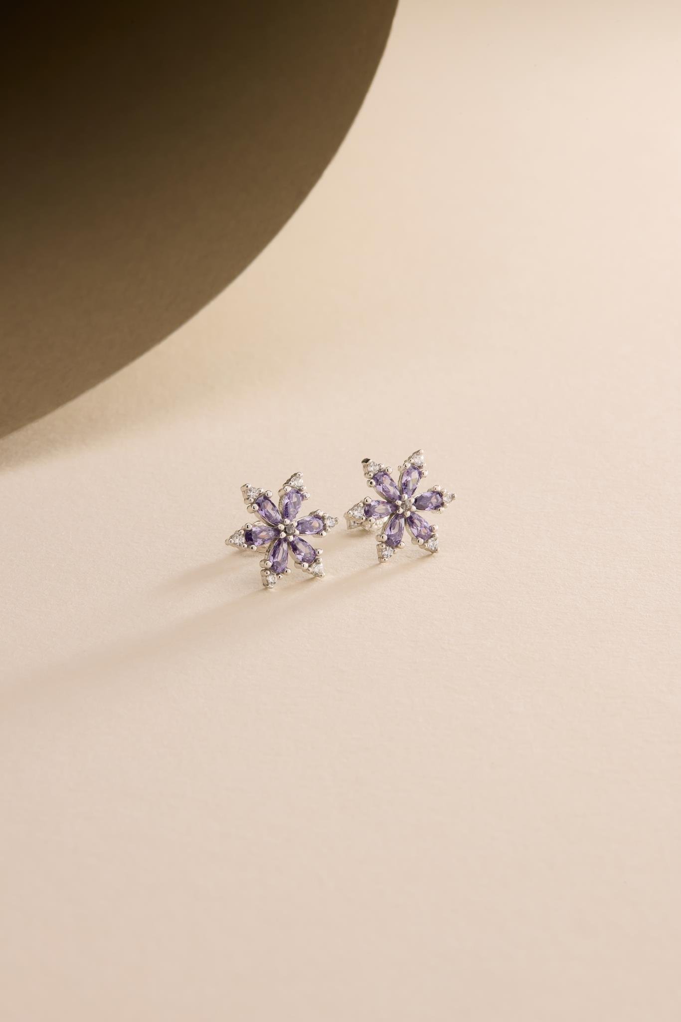 925 Ayar Gümüş Rodyum Kaplama Mor Taşlı Kamelya Çiçeği Küpe