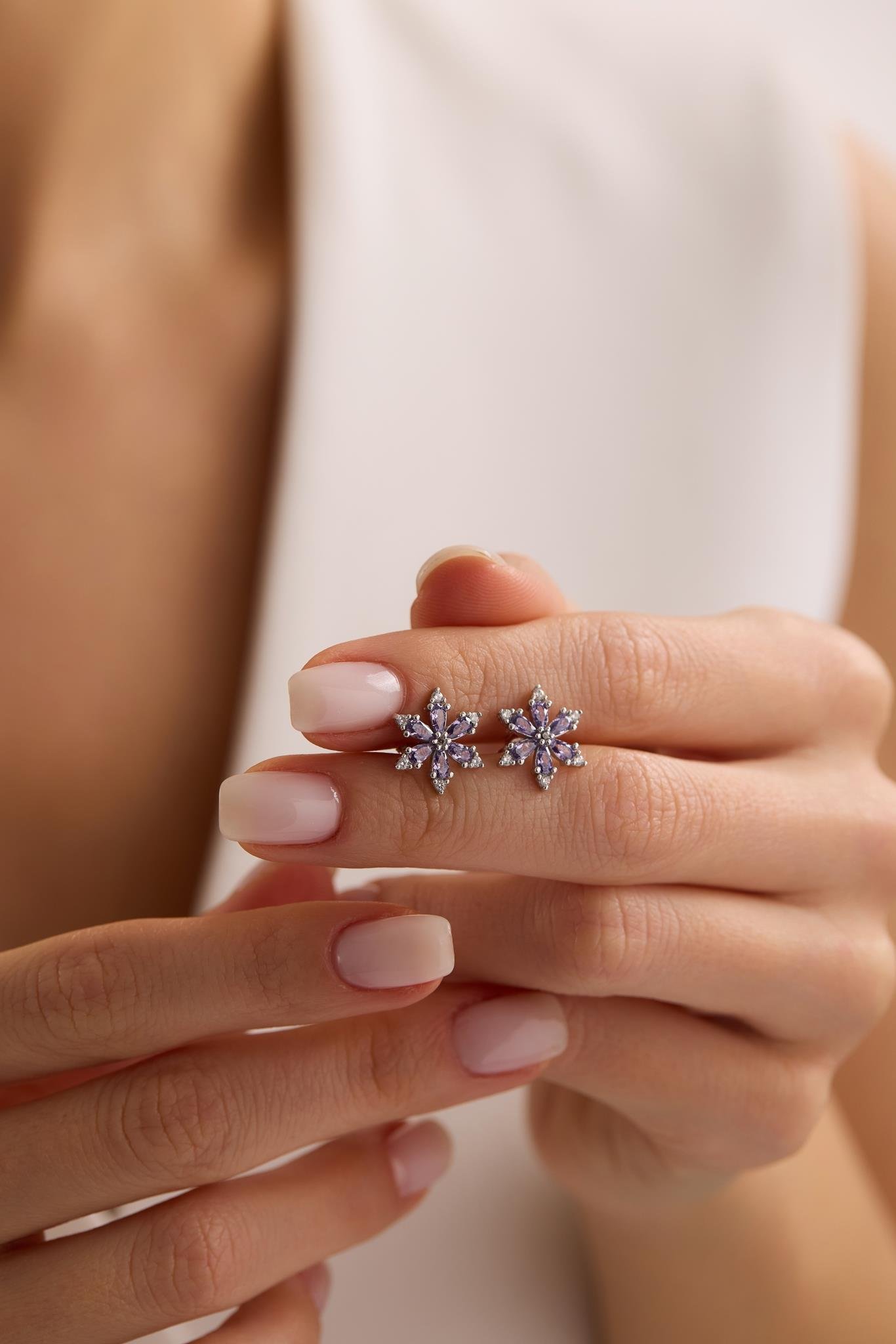 925 Ayar Gümüş Rodyum Kaplama Mor Taşlı Kamelya Çiçeği Küpe