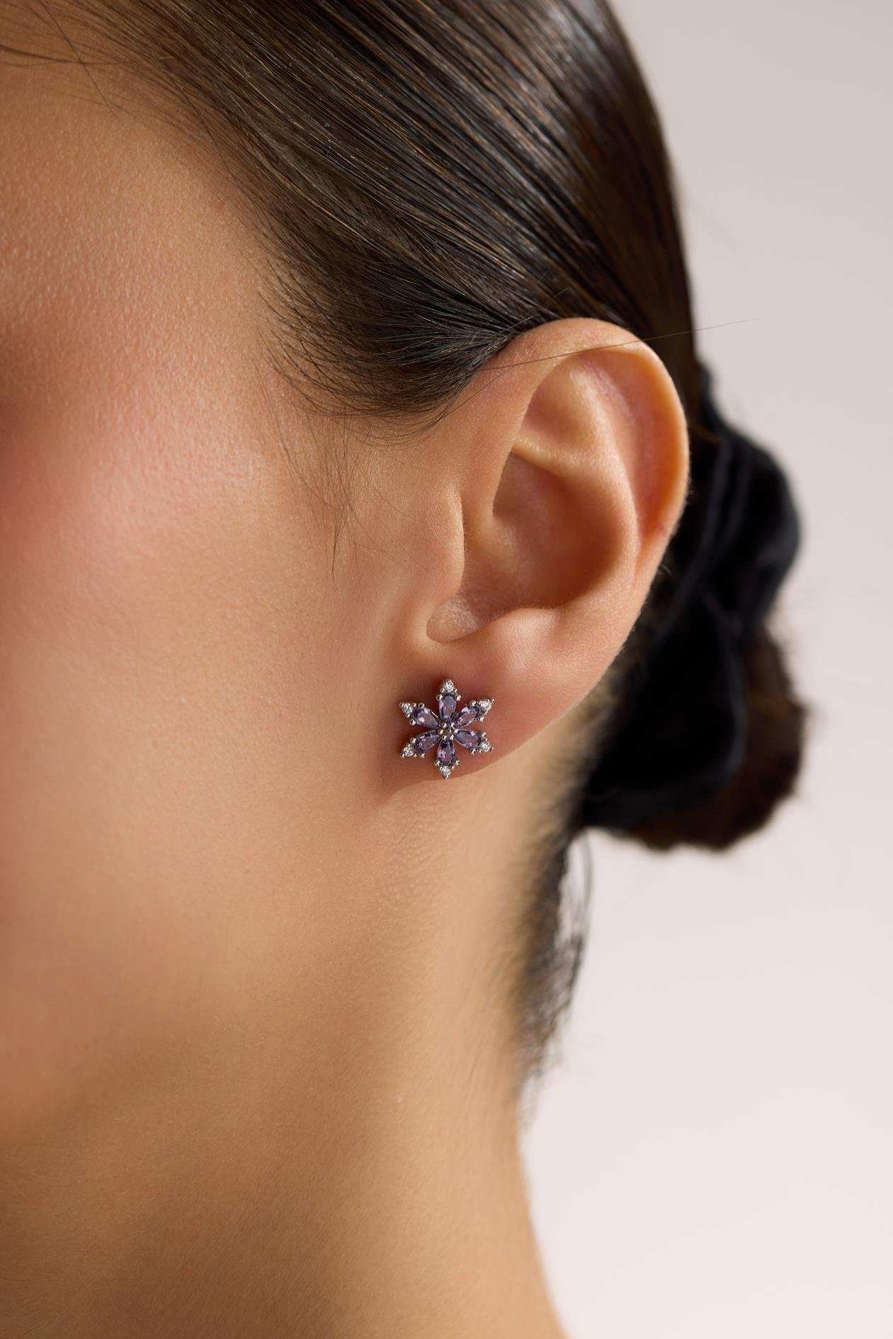 925 Ayar Gümüş Rodyum Kaplama Mor Taşlı Kamelya Çiçeği Küpe