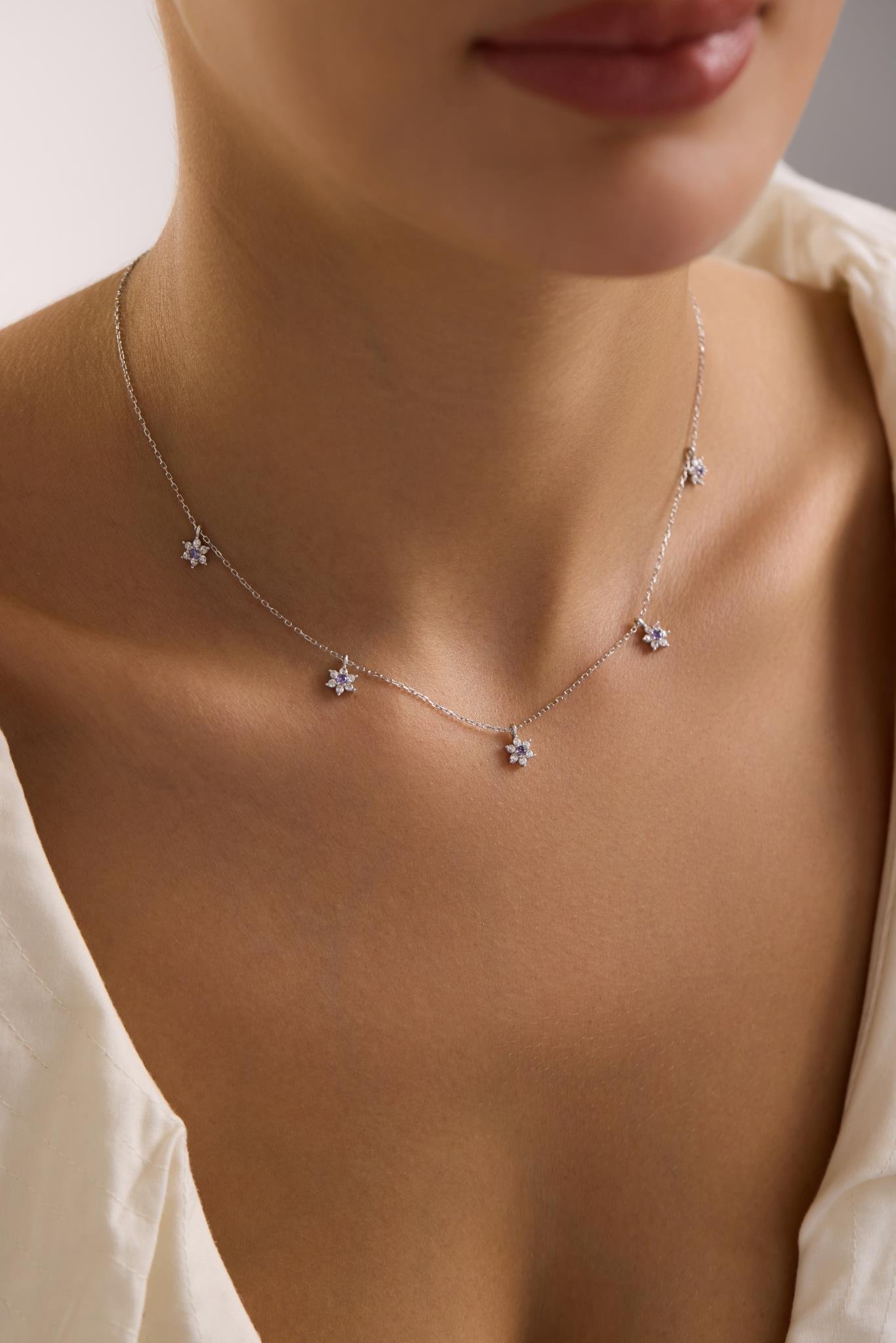 925 Ayar Gümüş Rodyum Kaplama Mor Taşlı Minimal Çiçek Şans Kolye