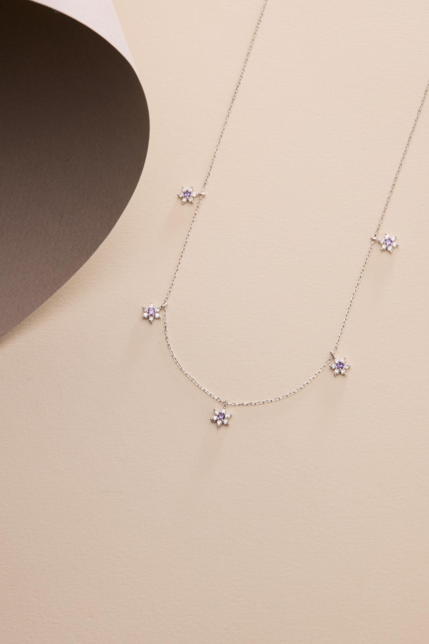 925 Ayar Gümüş Rodyum Kaplama Mor Taşlı Minimal Çiçek Şans Kolye