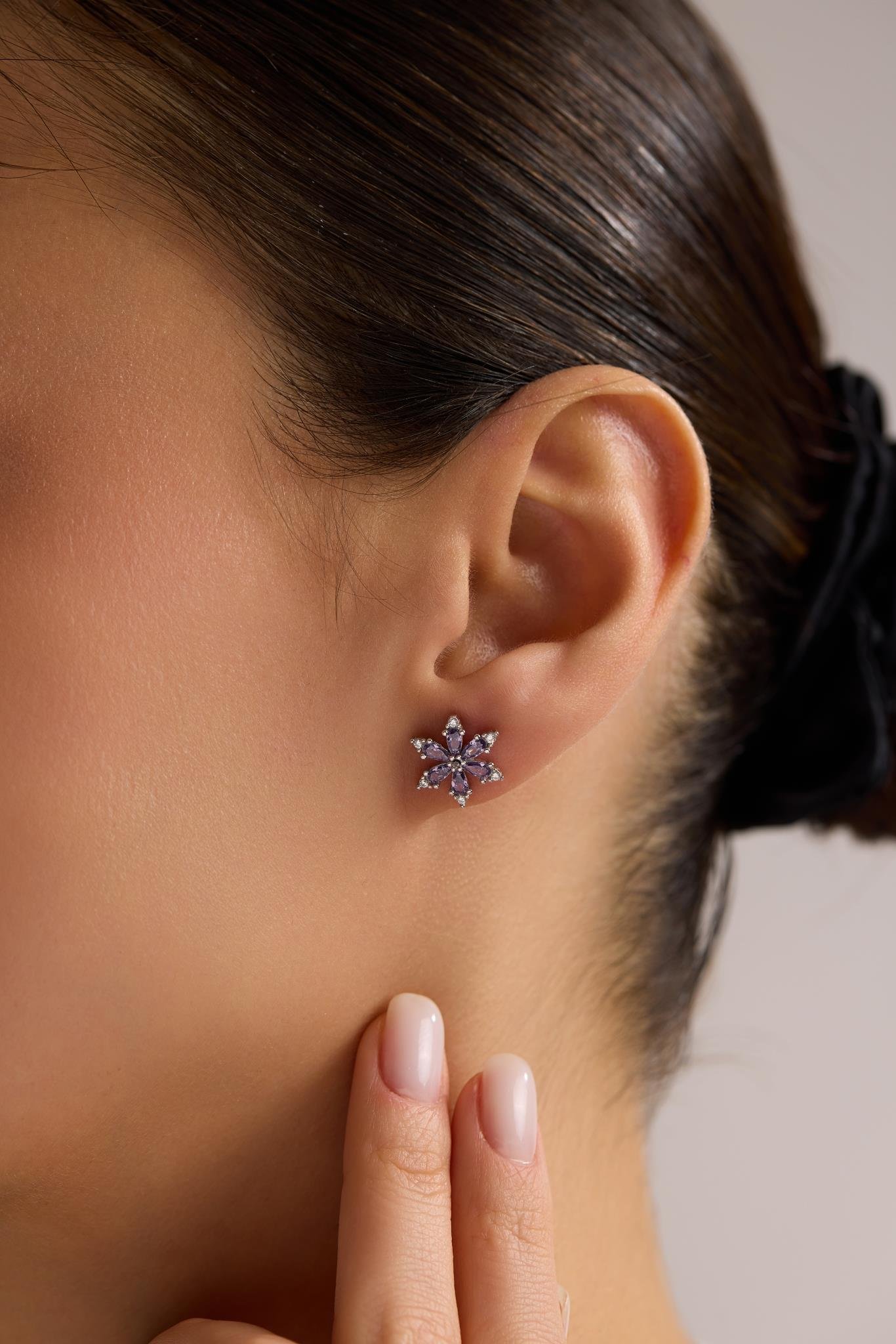 925 Ayar Gümüş Rodyum Kaplama Mor Taşlı Kamelya Çiçeği Küpe