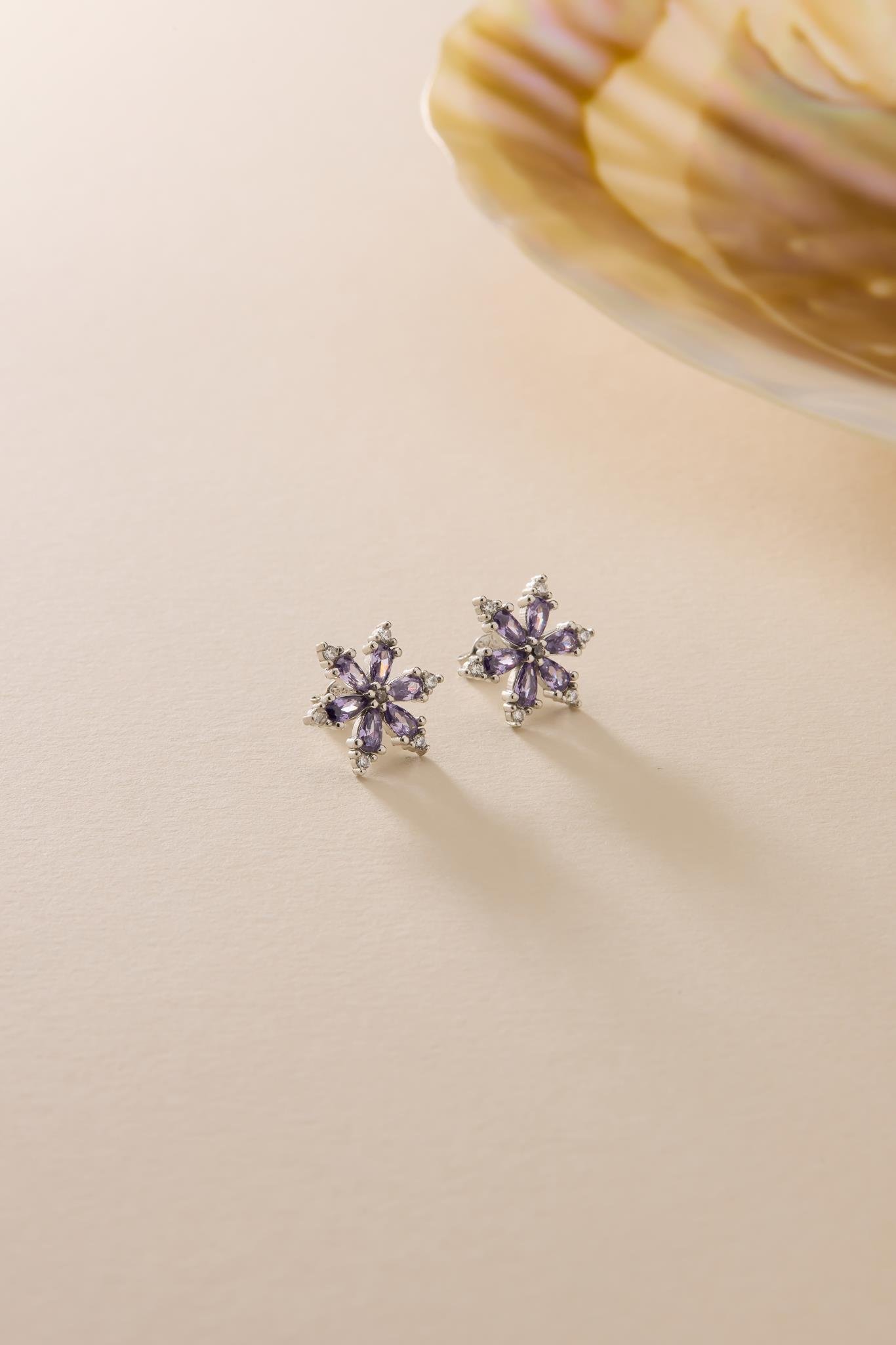 925 Ayar Gümüş Rodyum Kaplama Mor Taşlı Kamelya Çiçeği Küpe