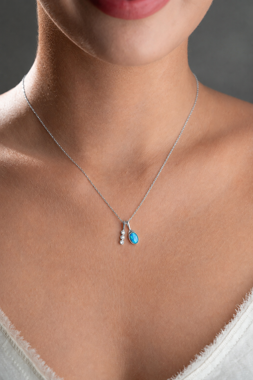 925 Ayar Gümüş Rodyum Kaplama Oval Opal Taşlı Zirkon Taş Figürlü Kolye
