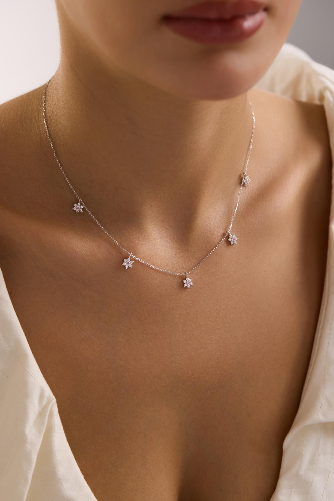 925 Ayar Gümüş Rodyum Kaplama Pembe Taşlı Minimal Çiçek Şans Kolye