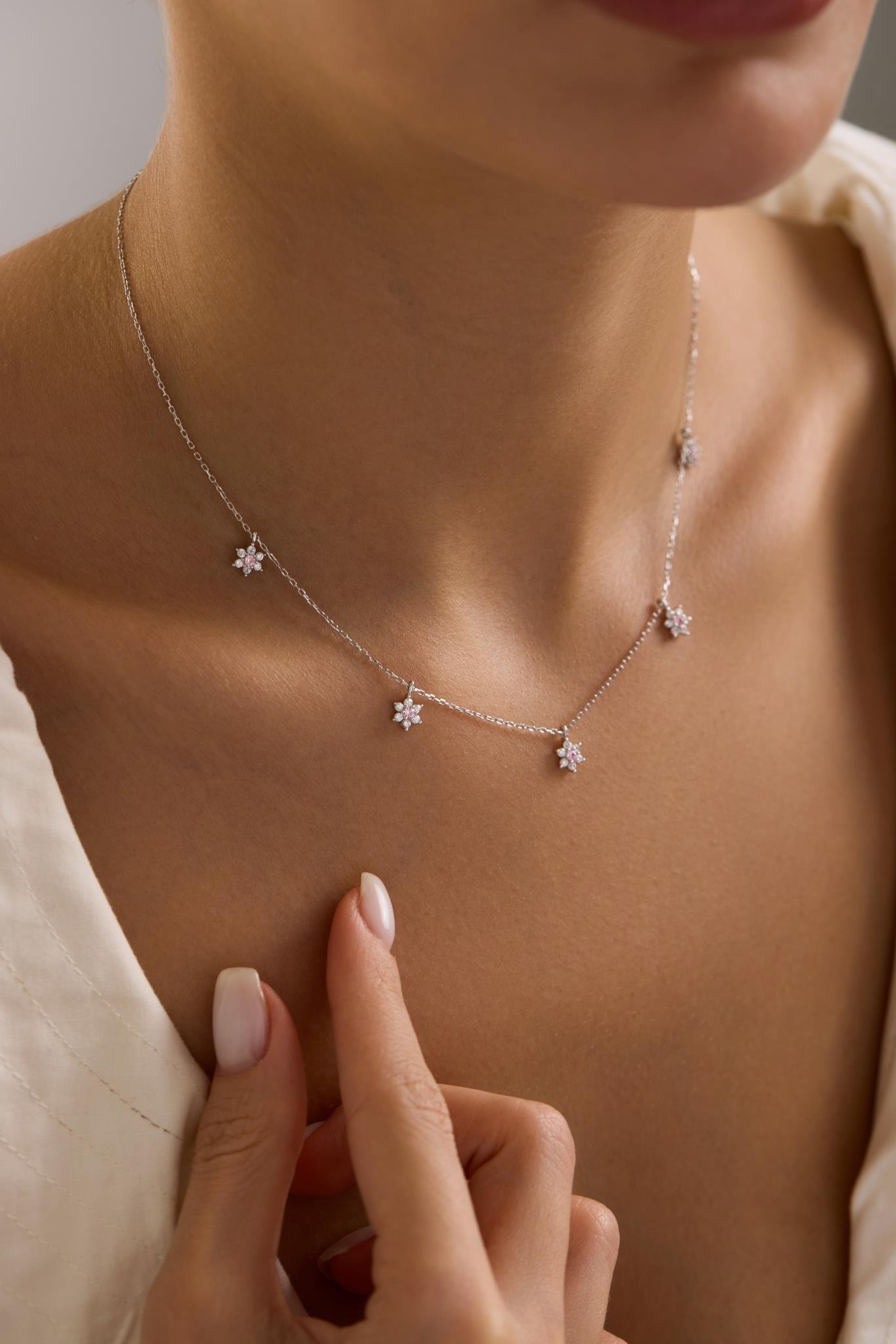 925 Ayar Gümüş Rodyum Kaplama Pembe Taşlı Minimal Çiçek Şans Kolye