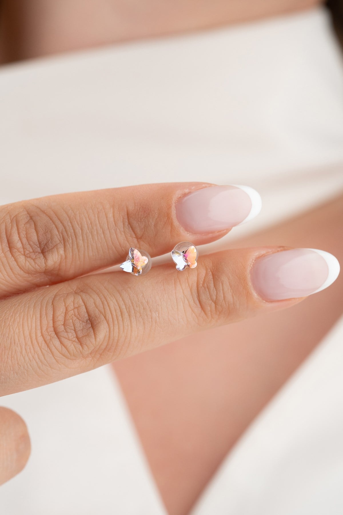 925 Ayar Gümüş Rodyum Kaplama Pembe Taşlı Kelebek Model Tektaş Küpe