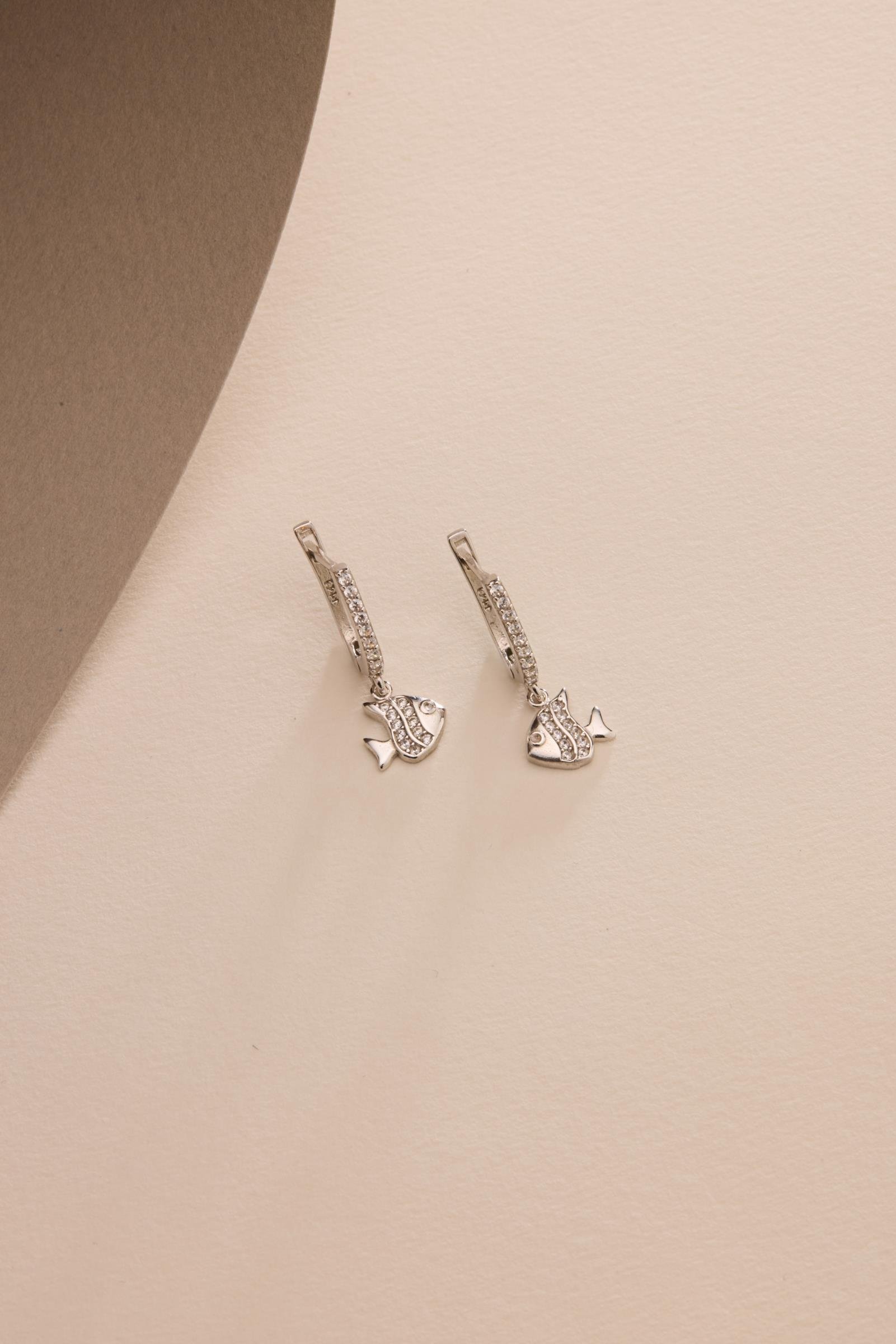 925 Ayar Gümüş Rodyum Kaplama Sallantılı U Model Balık Küpe