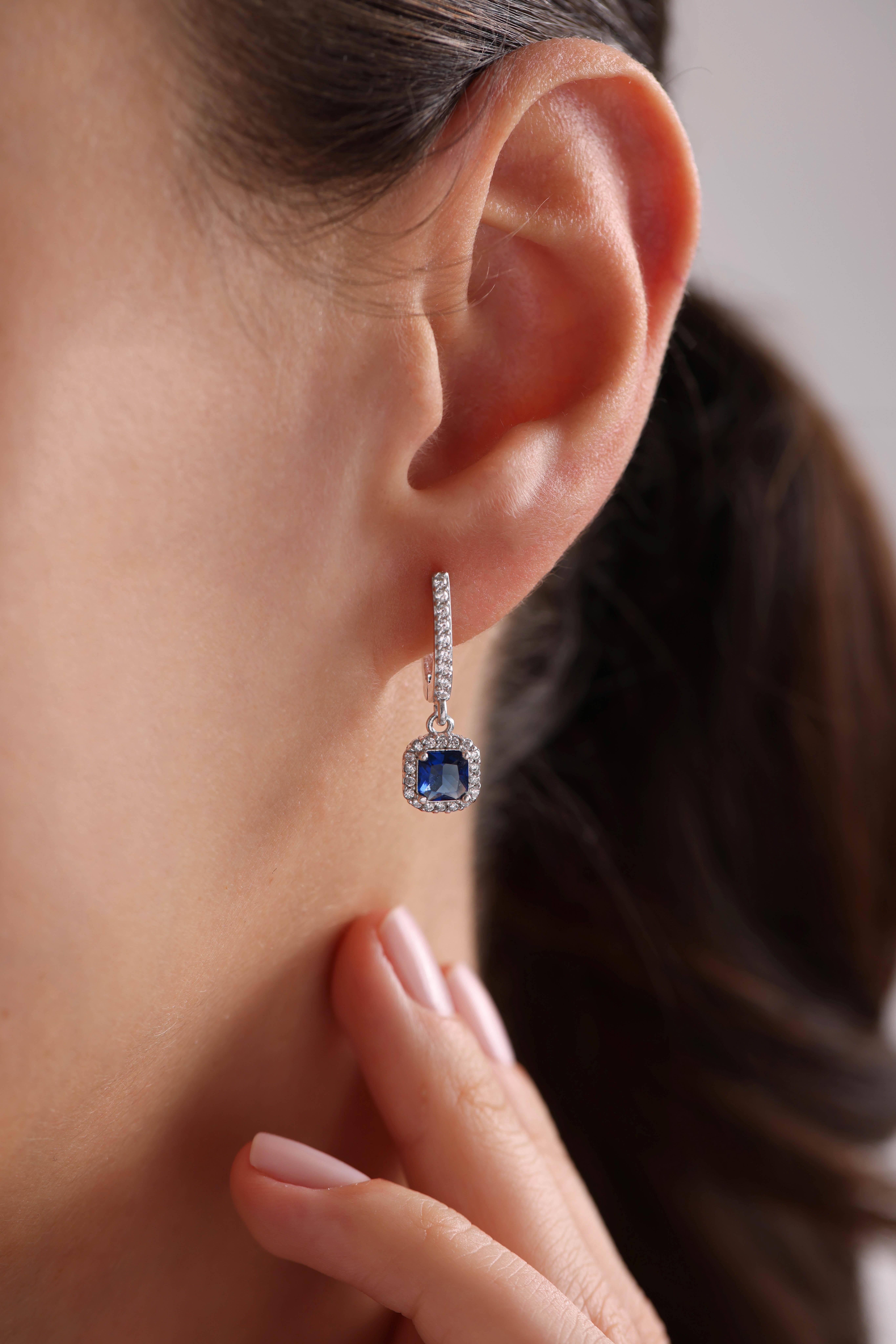 925 Ayar Gümüş Rodyum Kaplama Sallantılı U Model Mavi Renk Kare Model Küpe