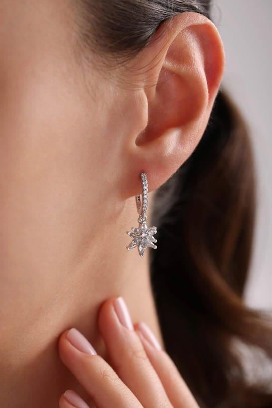 925 Ayar Gümüş Rodyum Kaplama Sallantılı Beyaz Taşlı Çift Lotus Çiçeği Küpe