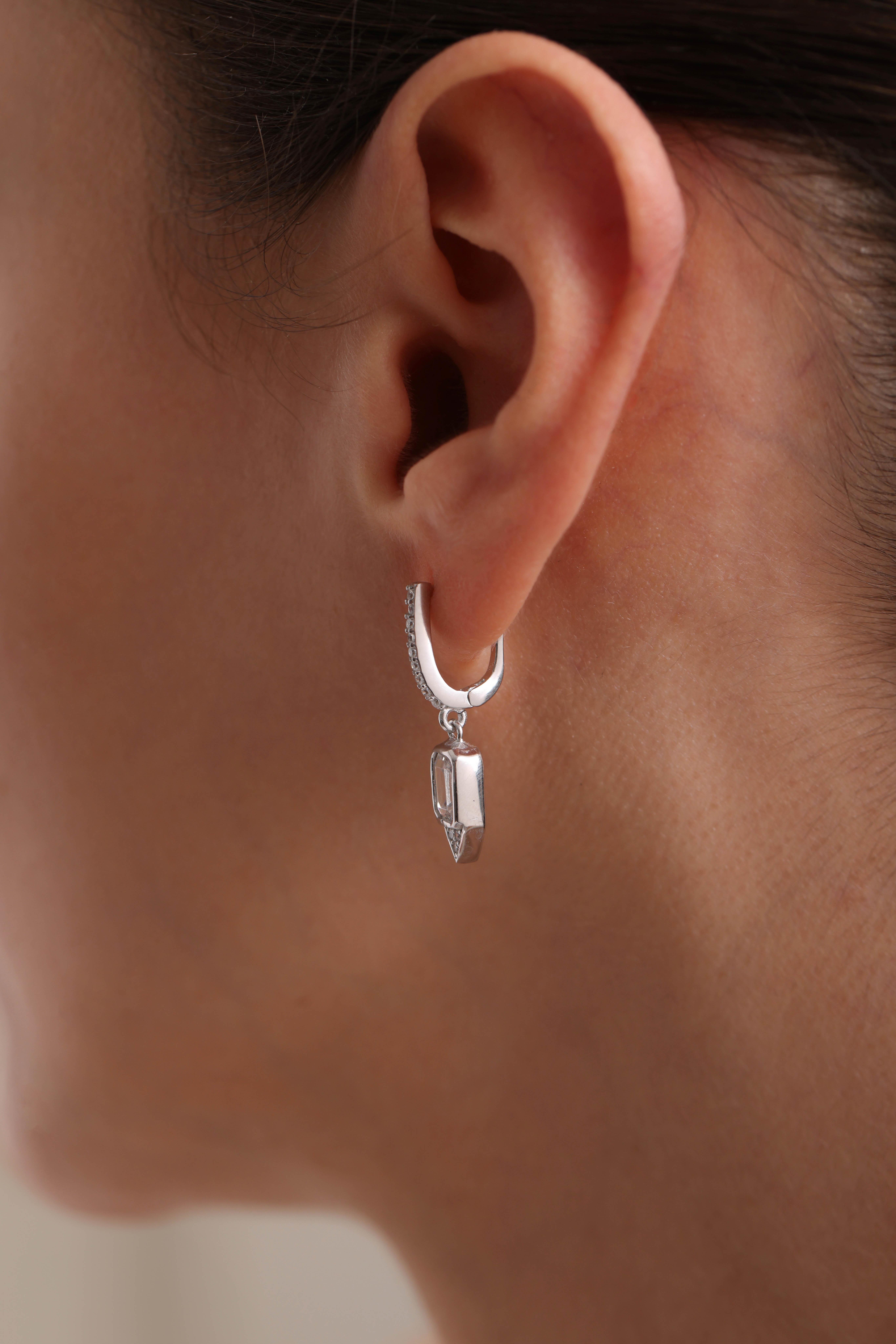 925 Ayar Gümüş Rodyum Kaplama Sallantılı U Model Baget Tektaş Küpe