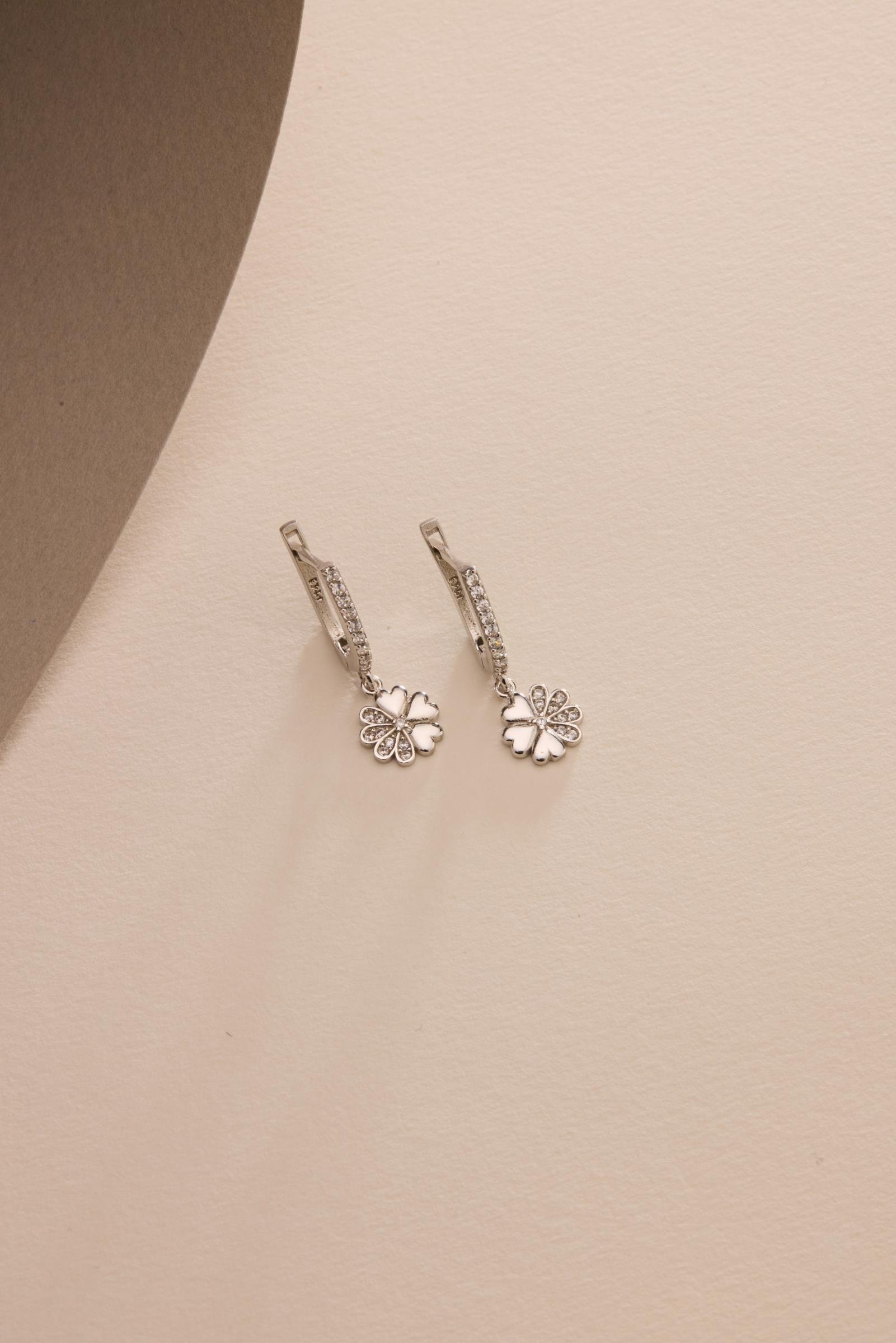 925 Ayar Gümüş Rodyum Kaplama Sallantılı U Model Çiçek Küpe