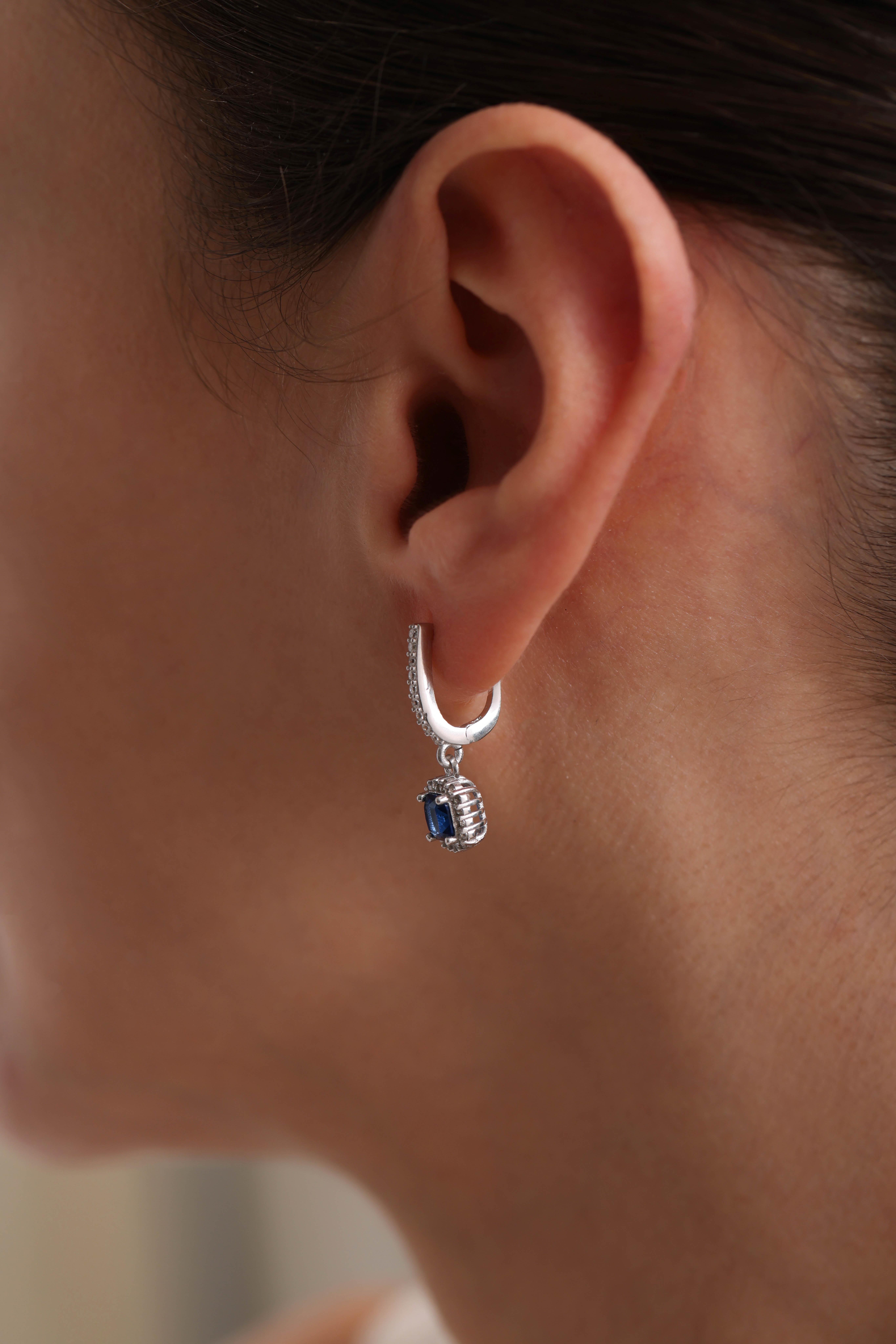 925 Ayar Gümüş Rodyum Kaplama Sallantılı U Model Mavi Renk Kare Model Küpe