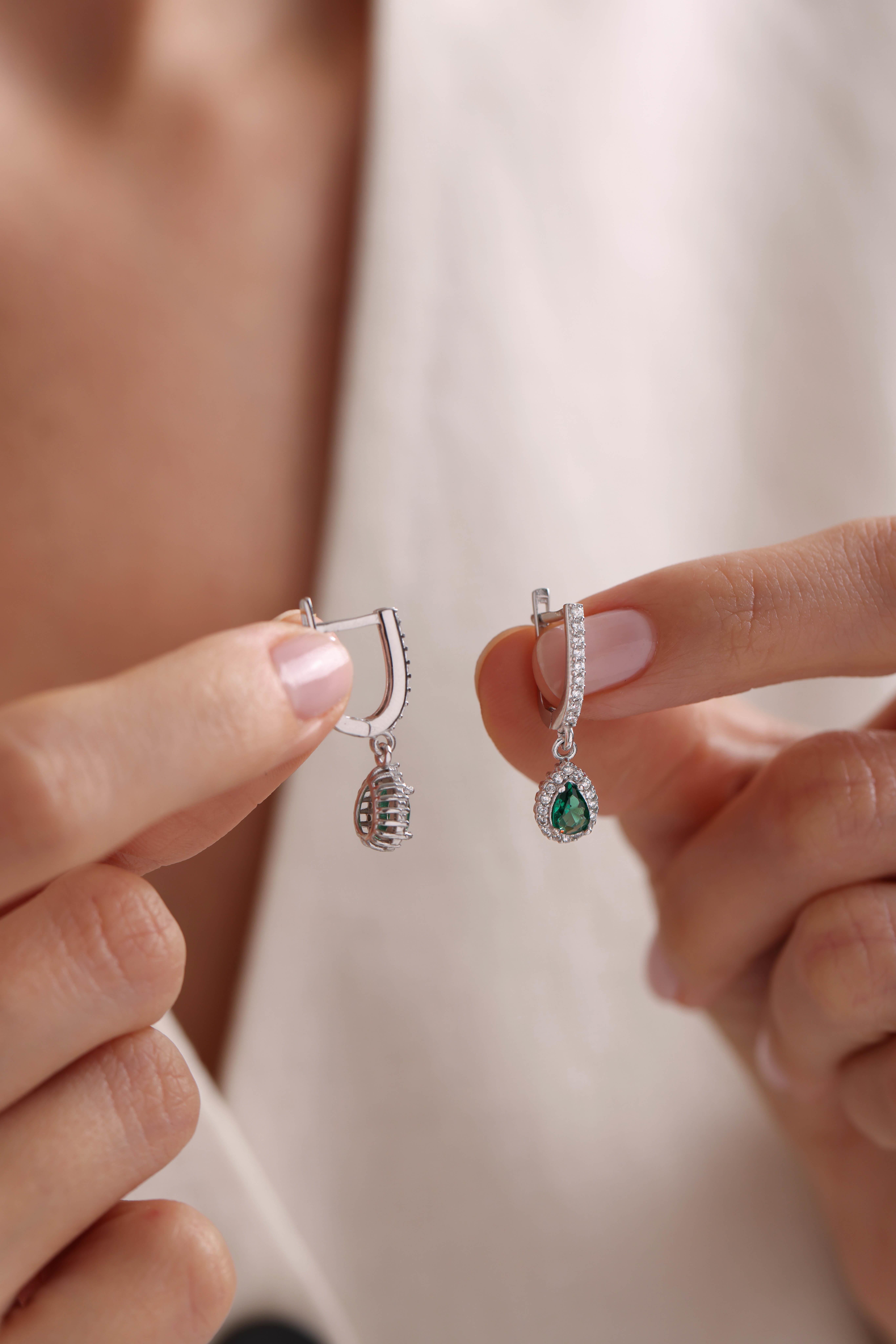 925 Ayar Gümüş Rodyum Kaplama Sallantılı U Model Yeşil Damla Taşlı Küpe