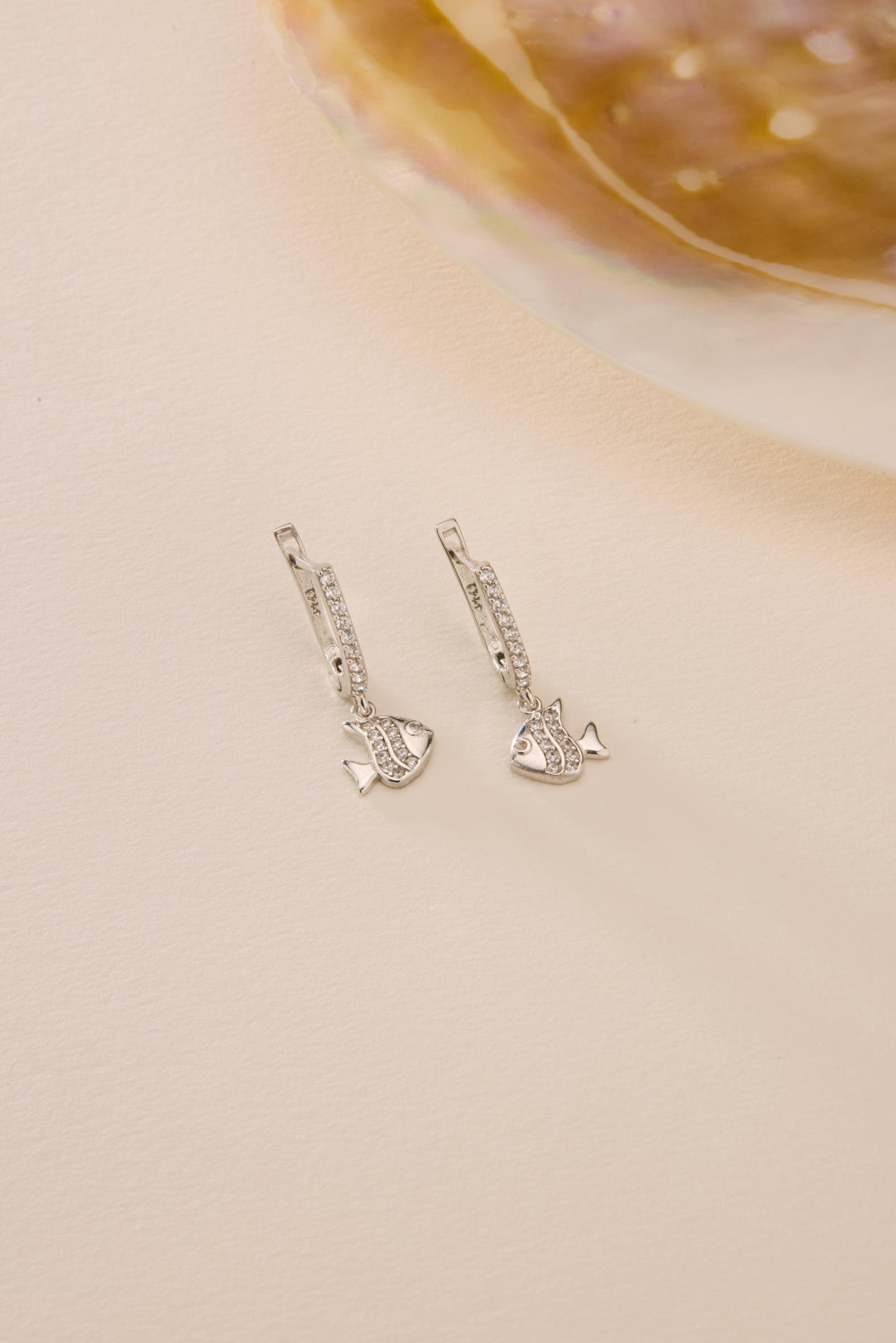 925 Ayar Gümüş Rodyum Kaplama Sallantılı U Model Balık Küpe