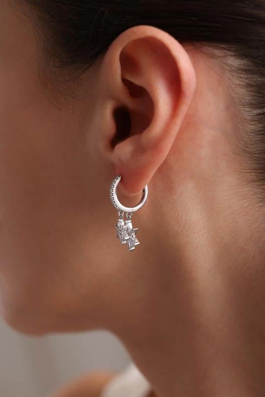 925 Ayar Gümüş Rodyum Kaplama Sallantılı Beyaz Taşlı Çift Lotus Çiçeği Küpe